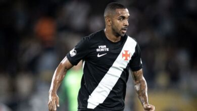 Convocado recentemente para a Seleção Brasileira, o lateral-direito Paulo Henrique teve uma queda vertiginosa de produção no Vasco e a torcida já até perdeu a paciência com o camisa 96. Mesmo assim, ele ainda tem um grande defensor dentro do clube: Renato Gaúcho.nDesde a chegada do técnico, PH voltou a atuar como titular na equipe. Anteriormente, com Fernando Diniz, ele chegou a perder posição para Pumita Rodríguez. Mas o novo técnico garantiu que está ajudando a fazê-lo reencontrar o bom futebol.nn&nbsp;n&nbsp;n“Um dos primeiros que falei quando cheguei foi o PH. Eu falei: 'cadê aquele jogador que chegou à seleção brasileira? Você desaprendeu? Você não desaprendeu, estou te dando confiança. Quero que você jogue, nos ajude. Você não chegou à toa na seleção. O ano passado você fez um ano maravilhoso, então, você não esqueceu como jogar. Mas eu tenho quatro bons laterais. Tenho PH e Puma na direita, e Cuiabano e Piton na esquerda. Eu preciso deles todos, nem sempre vão conseguir jogar todos os jogos. Daqui a pouco, eu faço a dobra, como fiz lá contra o Cruzeiro”, contou.nRenato ainda pediu que todos os seus laterais estejam bem para, quando forem acionados, entrarem em campo e corresponderem.n“Eles têm que estar bem. Tem espaço para todo mundo. Quem não começa pode jogar. O meu elenco é até reduzido, e eu preciso de todos. Sempre falo para eles: 'fiquem ligados porque, a qualquer momento, vocês podem jogar. O importante é estarem preparados', mas todos que têm entrado estão dando conta do recado”, afirmou.nA queda de rendimento de Paulo Henrique custou caro. Mesmo fazendo gol com a Amarelinha, ele não foi mais chamado por Carlo Ancelotti e dificilmente estará na lista final para a Copa do Mundo.nO Vasco volta a campo contra o Grêmio, no domingo (22), às 16h (de Brasília), em São Januário. A equipe soma oito pontos na Série A do Campeonato Brasileiro.