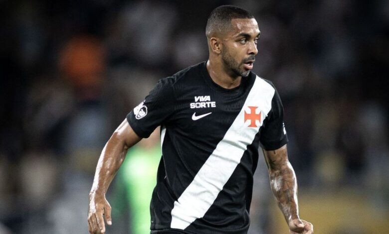 Convocado recentemente para a Seleção Brasileira, o lateral-direito Paulo Henrique teve uma queda vertiginosa de produção no Vasco e a torcida já até perdeu a paciência com o camisa 96. Mesmo assim, ele ainda tem um grande defensor dentro do clube: Renato Gaúcho.nDesde a chegada do técnico, PH voltou a atuar como titular na equipe. Anteriormente, com Fernando Diniz, ele chegou a perder posição para Pumita Rodríguez. Mas o novo técnico garantiu que está ajudando a fazê-lo reencontrar o bom futebol.nn&nbsp;n&nbsp;n“Um dos primeiros que falei quando cheguei foi o PH. Eu falei: 'cadê aquele jogador que chegou à seleção brasileira? Você desaprendeu? Você não desaprendeu, estou te dando confiança. Quero que você jogue, nos ajude. Você não chegou à toa na seleção. O ano passado você fez um ano maravilhoso, então, você não esqueceu como jogar. Mas eu tenho quatro bons laterais. Tenho PH e Puma na direita, e Cuiabano e Piton na esquerda. Eu preciso deles todos, nem sempre vão conseguir jogar todos os jogos. Daqui a pouco, eu faço a dobra, como fiz lá contra o Cruzeiro”, contou.nRenato ainda pediu que todos os seus laterais estejam bem para, quando forem acionados, entrarem em campo e corresponderem.n“Eles têm que estar bem. Tem espaço para todo mundo. Quem não começa pode jogar. O meu elenco é até reduzido, e eu preciso de todos. Sempre falo para eles: 'fiquem ligados porque, a qualquer momento, vocês podem jogar. O importante é estarem preparados', mas todos que têm entrado estão dando conta do recado”, afirmou.nA queda de rendimento de Paulo Henrique custou caro. Mesmo fazendo gol com a Amarelinha, ele não foi mais chamado por Carlo Ancelotti e dificilmente estará na lista final para a Copa do Mundo.nO Vasco volta a campo contra o Grêmio, no domingo (22), às 16h (de Brasília), em São Januário. A equipe soma oito pontos na Série A do Campeonato Brasileiro.