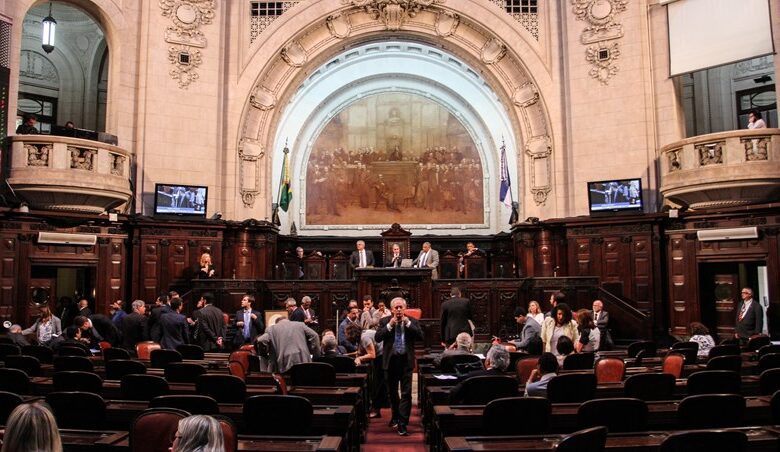 O TSE (Tribunal Superior Eleitoral) confirmou que a sucessão no governo do Rio de Janeiro deverá ser definida por eleição indireta.nNa quarta-feira (25), o tribunal republicou a certidão do julgamento que condenou o ex-governador Cláudio Castro (PL) e corrigiu um erro material no documento anterior. A primeira certidão mencionava apenas a necessidade de realização de "novas eleições", sem especificar o tipo de pleito.nCom a correção, foram inseridos os termos "novas eleições indiretas" no documento. A votação será feita na Alerj (Assembleia Legislativa do Rio de Janeiro). A pessoa escolhida deve ficar no cargo até janeiro de 2027, quando uma nova chapa eleita pela população no pleito de outubro assumirá o governo.nn"Comunique-se com urgência ao TRE/RJ para fins de cumprimento imediato do acórdão, inclusive quanto à adoção de providências para realização de novas eleições indiretas para os cargos majoritários (art. 142, § 1º da Constituição Estadual do Rio de Janeiro), bem assim à retotalização imediata dos votos para deputado estadual, considerando a decisão de perda do cargo e do mandato de Rodrigo da Silva Bacellar”, afirma a certidão de julgamento corrigida.nAs eleições indiretas ocorrerão porque todos os nomes que estariam na linha de sucessão de Castro também ficaram impedidos de assumir o governo.nNa terça-feira (24), o TSE condenou Cláudio Castro à inelegibilidade por oito anos. A decisão do tribunal o deixa inelegível até 2030.nO ex-vice-governador, Thiago Pampolha, também foi condenado pelo TSE no mesmo caso. Ele, porém, não poderia assumir o governo de qualquer forma, já que havia deixado o cargo de vice em maio de 2025 para assumir uma vaga no Tribunal de Contas do Estado.nRodrigo Bacellar, que era presidente da Alerj, seria o próximo na linha de sucessão. No entanto, ele também foi condenado e já estava afastado do cargo por decisão do STF, já que é investigado em outro caso que envolve obstrução de Justiça em operação ligada ao PCC.nNo TSE, o julgamento tornou os três inelegíveis. A ação que tramitava na Corte apurou o uso indevido da máquina pública nas eleições de 2022. As investigações apontam para um esquema de contratações irregulares na Fundação Ceperj, envolvendo cerca de 27 mil cargos temporários que teriam sido utilizados para empregar cabos eleitorais e fortalecer a campanha de reeleição de Castro.nhttps://youtu.be/Fg6xSkVIutQ