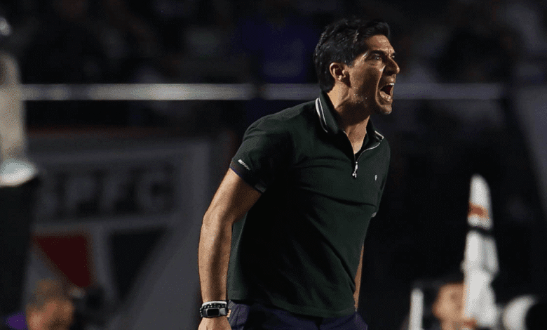 O técnico Abel Ferreira, do Palmeiras, foi expulso aos 34 minutos do segundo tempo da partida contra o São Paulo, neste sábado (21), pelo Campeonato Brasileiro. Ele recebeu um segundo cartão amarelo e, consequentemente, o vermelho após reclamar do árbitro Anderson Daronco.nA paciência do treinador palmeirense com a arbitragem já havia acabado desde o primeiro tempo. Mesmo com o Alviverde em vantagem graças ao gol de Jhon Arias, Abel reclamava das decisões do juiz de campo.nnTanta insatisfação rendeu um amarelo ao português aos 23 minutos da etapa final — ele afirmou que nenhuma falta para o Verdão era marcada.nMenos de 15 minutos depois, o treinador reclamou da não marcação de uma falta em Arias e, após o jogo parar, Daronco atravessou o campo para expulsar o comandante. Na saída de campo, Abel disparou contra o árbitro: “Tu és um cagão” (repetindo várias vezes a frase).nEssa é a segunda expulsão que Abel Ferreira é expulso em clássicos na temporada. Em fevereiro, ele já havia deixado o gramado mais cedo no clássico contra o Corinthians, pelo Campeonato Paulista.nO Palmeiras venceu o jogo por 1 a 0, com gol de Jhon Arias, e abriu vantagem na liderança do Brasileirão.nhttps://stories.cnnbrasil.com.br/esportes/abel-elogia-novo-gramado-do-palmeiras-e-detona-calendario-desumano/