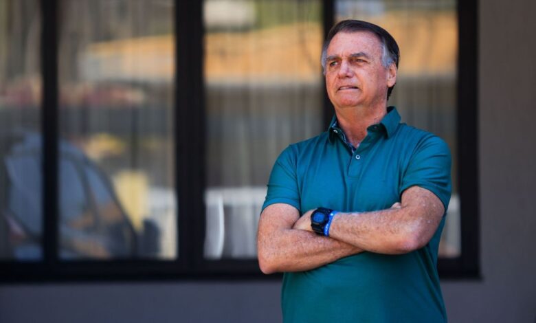 A casa do ex-presidente Jair Bolsonaro (PL) passa por reformas em meio a expectativa de que a prisão dele possa ser convertida em domiciliar.nNesta segunda-feira (23), o procurador-geral da República, Paulo Gonet, se manifestou a favor da concessão de prisão domiciliar ao ex-presidente. nSegundo apurou a CNN, são consertos pontuais na residência onde o ex-presidente morava em Brasília com a ex-primeira-dama Michelle Bolsonaro, a filha mais nova e a enteada. A intenção é que tudo fique pronto ainda nesta semana.nnDesde a semana passada, o ânimo de bolsonaristas aumentou diante da articulação do senador Flávio Bolsonaro (PL-RJ), filho do ex-presidente, junto ao ministro Alexandre de Moraes, do STF (Supremo Tribunal Federal).nA aliados, Flávio teria classificado a reunião como "excelente" e manifestado surpresa com a postura de Moraes. Médicos com interlocução com o ministro também teriam alertado sobre a necessidade da domiciliar.nBolsonaro cumpre pena por tentativa de golpe de Estado no Complexo da Papudinha, em Brasília. Ele está internado há mais de uma semana em um hospital particular, após ser diagnosticado com pneumonia. Ainda não há previsão de alta.nhttps://www.youtube.com/watch?v=6ohuIWwU5Hw