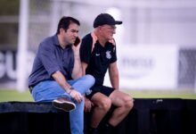 Por mais que já tenha acertado sete contratações na última janela de transferências, o Corinthians não entende que tem o elenco fechado. O clube segue atento ao mercado da bola em busca de oportunidades, com foco no setor ofensivo.nO departamento de futebol avalia, por exemplo, opções para o comando do ataque como alternativa ao titular Yuri Alberto. O clube sondou a situação de Arthur Cabral, do Botafogo, conforme noticiado pela ESPN e confirmado pela Itatiaia.nnA ideia seria ter mais um jogador de referência, com estatura e faro de gol. Nesse momento, além de Yuri, que entrega mais profundidade e ataque ao espaço, o Corinthians conta com Gui Negão e Pedro Raul.nO Timão não pretende ir contra sua linha de contratações, priorizando empréstimos e jogadores sem contrato. O discurso é de aproveitar oportunidades de mercado.nO Alvinegro tem até o dia 27 de março para acertar contratação de jogadores que disputaram Estaduais. Esse é o prazo da janela de transferências de exceção organizada pela CBF (Confederação Brasileira de Futebol).nPedro Raul de saída?nA saída do camisa 18 nesse mesmo período não está descartada. Clubes como Vitória e Remo realizaram sondagens pelo atleta, como trouxe inicialmente o Canal Goat.nO técnico Dorival Júnior, porém, não gostaria de perder mais nenhum jogador sem que haja reposição. Pedro Raul é uma alternativa para o segundo tempo, especialmente em momentos de abafa, com muitas bolas aéreas.nUm dificultador para a saída do atacante é seu salário. Em caso de empréstimo, o Corinthians gostaria que o outro clube arcasse com 100% de seus vencimentos mensais, considerados altos para clubes intermediários do futebol brasileiro.nNa temporada atual, o jogador de 29 anos acumula uma assistência em 12 jogos (dois como titular).nPróximo jogonO Corinthians volta a entrar em campo nesta quinta-feira (19), contra a Chapecoense, a partir das 21h30 (de Brasília), na Arena Condá. O duelo é válido pela sétima rodada da Série A do Campeonato Brasileiro.nnContratações do Corinthians em 2026nGabriel Paulista (zagueiro)nPedro Milans (lateral-direito)nMatheus Pereira (meia)nKaio César (ponta)nAllan (volante)nZakaria Labyad (meia-atacante)nJesse Lingard (meia-atacante)nnhttps://stories.cnnbrasil.com.br/esportes/corinthians-anuncia-ex-tecnica-do-brasil-para-o-feminino/