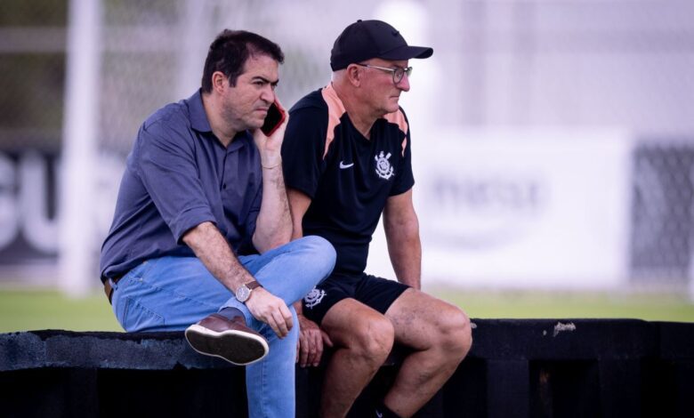 Por mais que já tenha acertado sete contratações na última janela de transferências, o Corinthians não entende que tem o elenco fechado. O clube segue atento ao mercado da bola em busca de oportunidades, com foco no setor ofensivo.nO departamento de futebol avalia, por exemplo, opções para o comando do ataque como alternativa ao titular Yuri Alberto. O clube sondou a situação de Arthur Cabral, do Botafogo, conforme noticiado pela ESPN e confirmado pela Itatiaia.nnA ideia seria ter mais um jogador de referência, com estatura e faro de gol. Nesse momento, além de Yuri, que entrega mais profundidade e ataque ao espaço, o Corinthians conta com Gui Negão e Pedro Raul.nO Timão não pretende ir contra sua linha de contratações, priorizando empréstimos e jogadores sem contrato. O discurso é de aproveitar oportunidades de mercado.nO Alvinegro tem até o dia 27 de março para acertar contratação de jogadores que disputaram Estaduais. Esse é o prazo da janela de transferências de exceção organizada pela CBF (Confederação Brasileira de Futebol).nPedro Raul de saída?nA saída do camisa 18 nesse mesmo período não está descartada. Clubes como Vitória e Remo realizaram sondagens pelo atleta, como trouxe inicialmente o Canal Goat.nO técnico Dorival Júnior, porém, não gostaria de perder mais nenhum jogador sem que haja reposição. Pedro Raul é uma alternativa para o segundo tempo, especialmente em momentos de abafa, com muitas bolas aéreas.nUm dificultador para a saída do atacante é seu salário. Em caso de empréstimo, o Corinthians gostaria que o outro clube arcasse com 100% de seus vencimentos mensais, considerados altos para clubes intermediários do futebol brasileiro.nNa temporada atual, o jogador de 29 anos acumula uma assistência em 12 jogos (dois como titular).nPróximo jogonO Corinthians volta a entrar em campo nesta quinta-feira (19), contra a Chapecoense, a partir das 21h30 (de Brasília), na Arena Condá. O duelo é válido pela sétima rodada da Série A do Campeonato Brasileiro.nnContratações do Corinthians em 2026nGabriel Paulista (zagueiro)nPedro Milans (lateral-direito)nMatheus Pereira (meia)nKaio César (ponta)nAllan (volante)nZakaria Labyad (meia-atacante)nJesse Lingard (meia-atacante)nnhttps://stories.cnnbrasil.com.br/esportes/corinthians-anuncia-ex-tecnica-do-brasil-para-o-feminino/