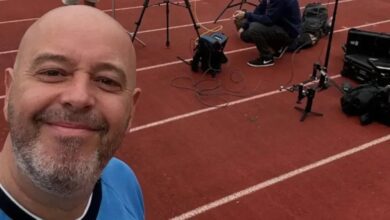 O jornalista e apresentador Alex Escobar explicou o motivo de seu afastamento da TV Globo após especulações nas redes sociais. Em vídeo publicado no Instagram, o comunicador revelou que enfrenta um problema nas cordas vocais e precisará passar por uma cirurgia.nSegundo Escobar, a situação começou no fim do ano passado, quando foi diagnosticado com um pólipo nas cordas vocais. Mesmo com o problema, ele conseguiu seguir trabalhando por um período, inclusive durante a cobertura do Carnaval, com acompanhamento da equipe médica da emissora.nnO apresentador contou que recebeu ajuda de profissionais da Globo para conseguir manter a voz durante as transmissões. “Eu descobri ali no final do ano. Para trabalhar no Carnaval, tive que contar com o apoio precioso da nossa fonoaudióloga”, relatou.nA cirurgia já estava marcada, mas precisou ser adiada de última hora. Escobar explicou que ficou gripado na véspera do procedimento e, por orientação médica, não poderia realizar a operação naquele momento.nEnquanto aguarda uma nova data para a cirurgia, o jornalista permanecerá afastado temporariamente das atividades na emissora. Ele afirmou que pretende retornar assim que se recuperar completamente.nhttps://stories.cnnbrasil.com.br/esportes/confira-as-maiores-viradas-da-historia-da-copa-do-mundo/