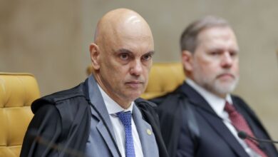O ministro do STF (Supremo Tribunal Federal) Alexandre de Moraes negou nesta sexta-feira (6) ter recebido mensagens enviadas pelo banqueiro Daniel Vorcaro no dia em que o empresário foi preso, em novembro de 2025. A negativa ocorre após reportagem do jornal O Globo apontar uma suposta troca de mensagens entre os dois.nEm nota divulgada pela Secretaria de Comunicação do STF, a Corte afirmou que uma análise técnica dos dados telemáticos do celular de Vorcaro não identificou mensagens associadas ao contato do ministro.nSegundo o comunicado, os registros examinados indicam que as mensagens de “visualização única” enviadas em 17 de novembro de 2025 não estavam vinculadas ao telefone de Moraes nos arquivos apreendidos pelos investigadores.nn“Análise técnica realizada nos dados telemáticos de Daniel Vorcaro, tornados públicos pela CPMI do INSS, constatou que as mensagens de visualização única enviadas por ele no dia 17 de novembro de 2025 não conferem com os contatos do ministro Alexandre de Moraes nos arquivos apreendidos”, diz a nota.nA Corte também afirmou que não poderia divulgar o nome do possível destinatário das mensagens por causa do sigilo determinado na investigação.n“Os nomes e contatos das pessoas vinculadas aos respectivos arquivos não serão mencionados na presente nota em virtude do sigilo decretado pelo Ministro André Mendonça, mas constam no arquivo que a CPMI do INSS disponibilizou para toda a imprensa”, afirma o comunicado.nO que diz o jornalnApós a divulgação da nota do STF, O Globo reafirmou as informações publicadas na reportagem original.nSegundo o jornal, as mensagens atribuídas a Vorcaro e Moraes foram retiradas do celular do dono do Master por meio de análise técnica realizada pela Polícia Federal.nDe acordo com a reportagem, o material acessado pelo jornal não resulta apenas da comparação de horários entre anotações feitas por Vorcaro e mensagens enviadas por ele, como ocorre em parte dos documentos enviados à CPMI do INSS.nO conteúdo teria sido obtido a partir da extração feita por um software pericial que permite visualizar simultaneamente a tela do WhatsApp e os arquivos de visualização única enviados na conversa.n“No material exibido pelo GLOBO, constam no envio das mensagens o número e o nome do ministro Alexandre de Moraes, que foi conferido e checado pelo jornal. Para proteger informações pessoais do ministro, o número de Moraes usado à época dos diálogos com Vorcaro foi coberto nos prints publicados nas edições impressa e digital da reportagem. As informações foram checadas ao longo da última quinta-feira (5) com fontes que acompanham de perto os desdobramentos do caso”, afirmou o veículo.nO jornal informou ainda que o número associado ao ministro foi ocultado nas imagens publicadas para proteger dados pessoais, mas disse que a informação foi verificada com fontes que acompanham a investigação.nAinda segundo a reportagem, o contato atribuído a Moraes teria respondido às mensagens enviadas por Vorcaro com imagens de visualização única e emojis de aprovação.nOrigem da controvérsianA troca de mensagens foi revelada em reportagem da colunista de O Globo Malu Gaspar, que publicou prints atribuídos ao celular de Vorcaro.nDe acordo com o jornal, as mensagens teriam sido enviadas em 17 de novembro de 2025, dia em que o banqueiro foi preso pela Polícia Federal no âmbito da investigação do caso Banco Master.nSegundo a reportagem, às 17h22, algumas horas antes da operação, Vorcaro teria enviado ao ministro a mensagem: “Conseguiu bloquear?”.nA conversa, de acordo com o material divulgado, teria começado ainda pela manhã. Em um dos textos atribuídos ao banqueiro, ele afirma que o caso estaria começando a “vazar” para a imprensa.nSegundo o dono do Master, o vazamento seria “péssimo”, mas poderia ser um “gancho para entrar no circuito do processo”.nPouco antes de a Fictor Holding Financeira anunciar a compra do Master, o banqueiro teria dito: “Fiz uma correria aqui para tentar salvar. Fiz o que deu, vou anunciar parte da transação”.nMoraes não teria respondido e, então, Vorcaro teria perguntado: “Alguma novidade? Conseguiu ter notícia ou bloquear?”.nnO ministro teria respondido às 17h31, mas por mensagens de visualização única. O modelo permite com que a troca de textos não fique registrada no celular.nPouco depois das 20h, Vorcaro teria voltado a pedir atualizações para Moraes: “Alguma novidade?”. Moraes teria dado retorno com duas mensagens às 20h21 e 20h23.nA última mensagem enviada pelo banqueiro ao magistrado teria ocorrido às 20h48. Vorcaro foi preso por volta de 22h do mesmo dia.nO diálogo se deu completamente por mensagens de visualização única. O empresário anotava as mensagens no bloco de notas do celular, tirava print e então mandava a imagem para o ministro via WhatsApp. No entanto, ele deixou salvos os textos no bloco de notas, o que possibilitou a visualização dos trechos.