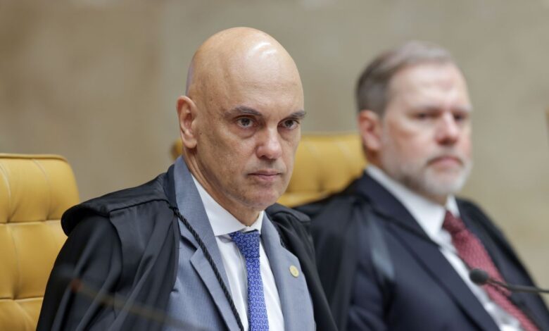 O ministro do STF (Supremo Tribunal Federal) Alexandre de Moraes negou nesta sexta-feira (6) ter recebido mensagens enviadas pelo banqueiro Daniel Vorcaro no dia em que o empresário foi preso, em novembro de 2025. A negativa ocorre após reportagem do jornal O Globo apontar uma suposta troca de mensagens entre os dois.nEm nota divulgada pela Secretaria de Comunicação do STF, a Corte afirmou que uma análise técnica dos dados telemáticos do celular de Vorcaro não identificou mensagens associadas ao contato do ministro.nSegundo o comunicado, os registros examinados indicam que as mensagens de “visualização única” enviadas em 17 de novembro de 2025 não estavam vinculadas ao telefone de Moraes nos arquivos apreendidos pelos investigadores.nn“Análise técnica realizada nos dados telemáticos de Daniel Vorcaro, tornados públicos pela CPMI do INSS, constatou que as mensagens de visualização única enviadas por ele no dia 17 de novembro de 2025 não conferem com os contatos do ministro Alexandre de Moraes nos arquivos apreendidos”, diz a nota.nA Corte também afirmou que não poderia divulgar o nome do possível destinatário das mensagens por causa do sigilo determinado na investigação.n“Os nomes e contatos das pessoas vinculadas aos respectivos arquivos não serão mencionados na presente nota em virtude do sigilo decretado pelo Ministro André Mendonça, mas constam no arquivo que a CPMI do INSS disponibilizou para toda a imprensa”, afirma o comunicado.nO que diz o jornalnApós a divulgação da nota do STF, O Globo reafirmou as informações publicadas na reportagem original.nSegundo o jornal, as mensagens atribuídas a Vorcaro e Moraes foram retiradas do celular do dono do Master por meio de análise técnica realizada pela Polícia Federal.nDe acordo com a reportagem, o material acessado pelo jornal não resulta apenas da comparação de horários entre anotações feitas por Vorcaro e mensagens enviadas por ele, como ocorre em parte dos documentos enviados à CPMI do INSS.nO conteúdo teria sido obtido a partir da extração feita por um software pericial que permite visualizar simultaneamente a tela do WhatsApp e os arquivos de visualização única enviados na conversa.n“No material exibido pelo GLOBO, constam no envio das mensagens o número e o nome do ministro Alexandre de Moraes, que foi conferido e checado pelo jornal. Para proteger informações pessoais do ministro, o número de Moraes usado à época dos diálogos com Vorcaro foi coberto nos prints publicados nas edições impressa e digital da reportagem. As informações foram checadas ao longo da última quinta-feira (5) com fontes que acompanham de perto os desdobramentos do caso”, afirmou o veículo.nO jornal informou ainda que o número associado ao ministro foi ocultado nas imagens publicadas para proteger dados pessoais, mas disse que a informação foi verificada com fontes que acompanham a investigação.nAinda segundo a reportagem, o contato atribuído a Moraes teria respondido às mensagens enviadas por Vorcaro com imagens de visualização única e emojis de aprovação.nOrigem da controvérsianA troca de mensagens foi revelada em reportagem da colunista de O Globo Malu Gaspar, que publicou prints atribuídos ao celular de Vorcaro.nDe acordo com o jornal, as mensagens teriam sido enviadas em 17 de novembro de 2025, dia em que o banqueiro foi preso pela Polícia Federal no âmbito da investigação do caso Banco Master.nSegundo a reportagem, às 17h22, algumas horas antes da operação, Vorcaro teria enviado ao ministro a mensagem: “Conseguiu bloquear?”.nA conversa, de acordo com o material divulgado, teria começado ainda pela manhã. Em um dos textos atribuídos ao banqueiro, ele afirma que o caso estaria começando a “vazar” para a imprensa.nSegundo o dono do Master, o vazamento seria “péssimo”, mas poderia ser um “gancho para entrar no circuito do processo”.nPouco antes de a Fictor Holding Financeira anunciar a compra do Master, o banqueiro teria dito: “Fiz uma correria aqui para tentar salvar. Fiz o que deu, vou anunciar parte da transação”.nMoraes não teria respondido e, então, Vorcaro teria perguntado: “Alguma novidade? Conseguiu ter notícia ou bloquear?”.nnO ministro teria respondido às 17h31, mas por mensagens de visualização única. O modelo permite com que a troca de textos não fique registrada no celular.nPouco depois das 20h, Vorcaro teria voltado a pedir atualizações para Moraes: “Alguma novidade?”. Moraes teria dado retorno com duas mensagens às 20h21 e 20h23.nA última mensagem enviada pelo banqueiro ao magistrado teria ocorrido às 20h48. Vorcaro foi preso por volta de 22h do mesmo dia.nO diálogo se deu completamente por mensagens de visualização única. O empresário anotava as mensagens no bloco de notas do celular, tirava print e então mandava a imagem para o ministro via WhatsApp. No entanto, ele deixou salvos os textos no bloco de notas, o que possibilitou a visualização dos trechos.
