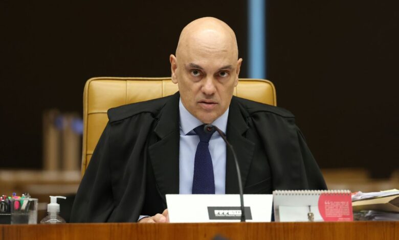 O ministro Alexandre de Moraes, do Supremo Tribunal Federal, expediu nesta terça-feira (24) o alvará de cumprimento de regime domiciliar temporário a Jair Bolsonaro.nNa autorização para que o dirigente de direita cumpra pena em sua residência, o magistrado reforçou uma série de regras estabelecidas na decisão que devem ser seguidas nos próximos três meses.nnBolsonaro terá de utilizar tornozeleira eletrônica e não poderá deixar a sua casa no Distrito Federal. Os relatórios de monitoramento deverão ser enviados diariamente para a Suprema Corte.nAlém disso, Moraes autoriza as visitas de Flávio Bolsonaro, Carlos Bolsonaro e Renan Bolsonaro, filhos de Jair Bolsonaro, às quartas e sábados.nA ex-primeira-dama Michelle Bolsonaro, a filha Laura Bolsonaro e a enteada Letícia Firmino, que moram na residência do dirigente de direita, não precisarão de autorização.nO alvará ainda prevê as visitas diárias de advogados e médicos, cujos nomes já foram repassados ao magistrado. E autoriza sessões de fisioterapia às segundas, quintas e sábados pela noite.nCaso Bolsonaro tenha problema de saúde, a decisão de Moraes autoriza “internação urgente”, sem necessidade de prévia decisão judicial, quando houver orientação médica.nBolsonaro também está proibido de utilizar celular ou telefone. Nas visitas, os dispositivos eletrônicos deverão ficar em depósito com os agentes policiais que estiverem realizando a segurança do ambiente.n“O descumprimento das regras da prisão domiciliar humanitária temporária ou de qualquer uma das medidas cautelares implicará na sua revogação e ao retorno imediato ao regime fechado ou, se necessário for, ao hospital penitenciário”, salienta o ministro.nO alvará de soltura permite que, após alta médica do DF Star, Bolsonaro já possa cumprir o regime domiciliar temporário em sua residência em Brasília.nhttps://www.youtube.com/watch?v=jBI7ZLwzdGc