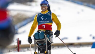 &nbsp;nA brasileira Aline Rocha fez história nos Jogos Paralímpicos de Inverno Milão-Cortina 2026 nesta terça-feira (10) ao ficar no quinto lugar na prova feminina do sprint do esqui cross-country, na classe sitting — atletas que competem sentados — e conquIstou o melhor resultado de uma atleta brasileira em Jogos Paralímpicos de Inverno.nA marca anterior também pertencia a Aline, que foi a sétima colocada no Biatlo, na prova de 7,5 km, no primeiro dia de competições na Itália.nA norte-americana Oksana Masters ficou com a medalha de ouro, com o tempo de 3min07s1, enquanto a sul-coreana Yunji Kim (3min10s1) e a chinesa Shiyu Wang (3min17s9) completaram o pódio.nn&nbsp;nEste foi o primeiro dia de provas do esqui cross-country, que continua até o próximo domingo (15).nO Brasil participa dos Jogos Paralímpicos de Inverno Milão-Cortina 2026 com a maior delegação de sua história, formada por oito atletas.nMedalha inédita e históricanO brasileiro Cristian Ribera também fez história nesta terça-feira (10) e conquistou a medalha de prata na prova de sprint do esqui cross-country na classe sitting — categoria destinada a atletas que competem sentados — nos Jogos Paralímpicos de Inverno Milão-Cortina 2026.nA disputa aconteceu no Tesero Cross-Country Stadium, em Val di Fiemme, na Itália.nEssa é a primeira medalha do país em edições de Jogos Paralímpicos de Inverno. Até então, o melhor desempenho brasileiro havia sido justamente de Ribera, que terminou em sexto lugar na edição de PyeongChang 2018.nAtual campeão da temporada 2024/2025 da Copa do Mundo da modalidade e vencedor do Globo de Cristal do circuito, Ribera liderou boa parte do final da prova mais curta do programa. No entanto, acabou superado na reta decisiva pelo chinês Zixu Liu, que marcou 2min28s9 e conquistou o ouro.nO brasileiro cruzou a linha de chegada em 2min29s6, enquanto o cazaque Yerbol Khamitov completou o pódio com o bronze ao registrar 2min29s9.nhttps://www.youtube.com/watch?v=Pbn7WEZkcIQ
