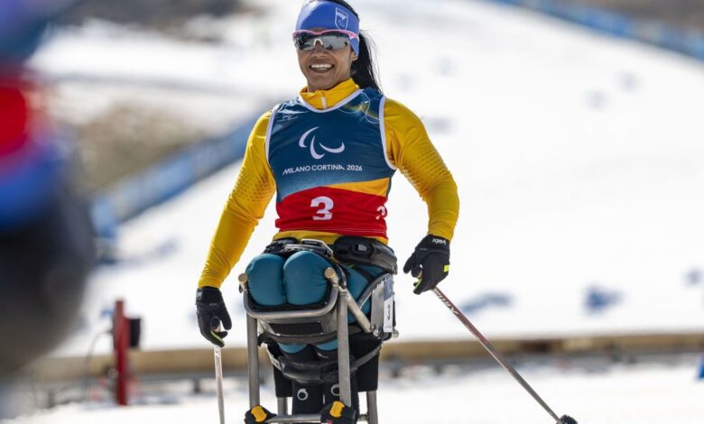 &nbsp;nA brasileira Aline Rocha fez história nos Jogos Paralímpicos de Inverno Milão-Cortina 2026 nesta terça-feira (10) ao ficar no quinto lugar na prova feminina do sprint do esqui cross-country, na classe sitting — atletas que competem sentados — e conquIstou o melhor resultado de uma atleta brasileira em Jogos Paralímpicos de Inverno.nA marca anterior também pertencia a Aline, que foi a sétima colocada no Biatlo, na prova de 7,5 km, no primeiro dia de competições na Itália.nA norte-americana Oksana Masters ficou com a medalha de ouro, com o tempo de 3min07s1, enquanto a sul-coreana Yunji Kim (3min10s1) e a chinesa Shiyu Wang (3min17s9) completaram o pódio.nn&nbsp;nEste foi o primeiro dia de provas do esqui cross-country, que continua até o próximo domingo (15).nO Brasil participa dos Jogos Paralímpicos de Inverno Milão-Cortina 2026 com a maior delegação de sua história, formada por oito atletas.nMedalha inédita e históricanO brasileiro Cristian Ribera também fez história nesta terça-feira (10) e conquistou a medalha de prata na prova de sprint do esqui cross-country na classe sitting — categoria destinada a atletas que competem sentados — nos Jogos Paralímpicos de Inverno Milão-Cortina 2026.nA disputa aconteceu no Tesero Cross-Country Stadium, em Val di Fiemme, na Itália.nEssa é a primeira medalha do país em edições de Jogos Paralímpicos de Inverno. Até então, o melhor desempenho brasileiro havia sido justamente de Ribera, que terminou em sexto lugar na edição de PyeongChang 2018.nAtual campeão da temporada 2024/2025 da Copa do Mundo da modalidade e vencedor do Globo de Cristal do circuito, Ribera liderou boa parte do final da prova mais curta do programa. No entanto, acabou superado na reta decisiva pelo chinês Zixu Liu, que marcou 2min28s9 e conquistou o ouro.nO brasileiro cruzou a linha de chegada em 2min29s6, enquanto o cazaque Yerbol Khamitov completou o pódio com o bronze ao registrar 2min29s9.nhttps://www.youtube.com/watch?v=Pbn7WEZkcIQ