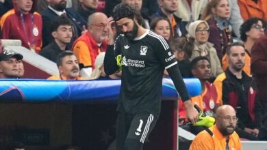 Ancelotti terá mais uma questão para se preocupar às vésperas da convocação da Seleção Brasileira para os amistosos antes da Copa do Mundo. Alisson, goleiro titular do Brasil, não estará entre os relacionados para o jogo do Liverpool contra o Galatasaray na Champions League.nO jogo, marcado para amanhã (10), às 14h45, é válido pelas oitavas de final do torneio da UEFA. A ausência do goleiro da lista de Arne Slot chamou atenção e, em coletiva, o treinador admitiu que trata-se de uma lesão.nn"Ali estava na sessão (de treinamento) como muitos puderam ver. Mas, infelizmente, sentiu algo no final", revelou. "Avaliamos a situação e decidimos, com ele, que não estaria bem o suficiente para jogar amanhã, então não adianvata viajar".nA equipe médica vai investigar o desconforto muscular, e pediu mais exames para avaliar o caso. Mamardashvili deve ser o titular na partida da Champions.nRuim para o Liverpool, ruim para a SeleçãonAlisson se junta a Caio Henrique, do Monaco, que também está afastado por um problema muscular, e Rodrygo, que rompeu o ligamento e o menisco do joelho direito como desfalques para a seleção.nA convocação está marcada para a próxima segunda-feira (16). O Brasil enfrenta a França e a Croácia nos dias 26 e 31 de março, nos Estados Unidos.nEm 19 de maio, Ancelotti anuncia a sua lista final para a Copa do Mundo. O período de concentração e preparação do grupo para o Mundial se inicia em 25 de maio, na Granja Comary. Em 31 de maio, antes da viagem, o Brasil enfrenta ainda o Paraná, em uma espécia de despedida no Maracanã.nhttps://stories.cnnbrasil.com.br/esportes/brasil-enfrentara-panama-em-despedida-do-pais-antes-de-ir-a-copa-do-mundo/