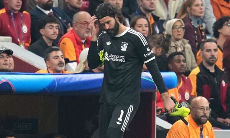 Ancelotti terá mais uma questão para se preocupar às vésperas da convocação da Seleção Brasileira para os amistosos antes da Copa do Mundo. Alisson, goleiro titular do Brasil, não estará entre os relacionados para o jogo do Liverpool contra o Galatasaray na Champions League.nO jogo, marcado para amanhã (10), às 14h45, é válido pelas oitavas de final do torneio da UEFA. A ausência do goleiro da lista de Arne Slot chamou atenção e, em coletiva, o treinador admitiu que trata-se de uma lesão.nn"Ali estava na sessão (de treinamento) como muitos puderam ver. Mas, infelizmente, sentiu algo no final", revelou. "Avaliamos a situação e decidimos, com ele, que não estaria bem o suficiente para jogar amanhã, então não adianvata viajar".nA equipe médica vai investigar o desconforto muscular, e pediu mais exames para avaliar o caso. Mamardashvili deve ser o titular na partida da Champions.nRuim para o Liverpool, ruim para a SeleçãonAlisson se junta a Caio Henrique, do Monaco, que também está afastado por um problema muscular, e Rodrygo, que rompeu o ligamento e o menisco do joelho direito como desfalques para a seleção.nA convocação está marcada para a próxima segunda-feira (16). O Brasil enfrenta a França e a Croácia nos dias 26 e 31 de março, nos Estados Unidos.nEm 19 de maio, Ancelotti anuncia a sua lista final para a Copa do Mundo. O período de concentração e preparação do grupo para o Mundial se inicia em 25 de maio, na Granja Comary. Em 31 de maio, antes da viagem, o Brasil enfrenta ainda o Paraná, em uma espécia de despedida no Maracanã.nhttps://stories.cnnbrasil.com.br/esportes/brasil-enfrentara-panama-em-despedida-do-pais-antes-de-ir-a-copa-do-mundo/