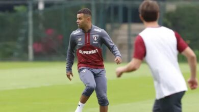 O volante Alisson, do Fluminense, publicou mensagens enigmáticas em seu Instagram minutos depois da demissão de Hernán Crespo pelo São Paulo.n"Não mexo em rede social. Mas hoje é um dia totalmente diferente. Deuas nunca dorme, a verdade sempre aparece; Caráter pra mim nunca se negocia. Vida que segue e tenho certeza que quando vcê faz o certo, a vida ela mostra", publicou o volante em suas redes sociais.nnnVale lembrar que Alisson perdeu espaço com Crespo no Tricolor. Ele chegou a ser negociado com o Corinthians, rival da equipe, mas acabou se transferindo para o Fluminense.nSem espaço no Morumbi, Alisson teve o nome levado para a comissão técnica do Tricolor das Laranjeiras e foi prontamente aprovado pelo técnico Luís Zubeldía, que buscava um jogador para a posição desde a saída de Lima para o América do México.nPouco depois da primeira publicação, Alisson voltou a escrever: "Rapaz a verdade ninguém fala?! É estranho, hein".nNa sequência, completou, aparentemente se referindo a seu novo clube, o Fluminense: "Infelizmente não ganhamos o título, mas coisas boas com pessoas boas não tem dar errado."nSaída de CresponO São Paulo anunciou a queda do treinador argentino Hernán Crespo nesta segunda-feira (9).nSem dar maiores explicações, o Tricolor Paulista também informou que os auxiliares Juan Branda e Victor López, os preparadores físicos Federico Martinetti e Leandro Paz e o preparador de goleiros Gustavo Nepote também deixaram o clube.nCrespo encerra sua segunda passagem pelo clube. A primeira, em 2021, ficou marcada pelo fim do jejum de títulos com a conquista do Campeonato Paulista sobre o Palmeiras, então comandado por Abel Ferreira. Aquele período também teve campanha irregular no Brasileirão e eliminação na Libertadores para o mesmo rival.nQuatro anos depois, o argentino voltou ao Morumbis para substituir Luis Zubeldía e assumiu a equipe em meio ao risco de rebaixamento no Campeonato Brasileiro, ajudando o time a reagir na competição.nA carreira de AlissonnAos 32 anos, o jogador foi revelado pelo Cruzeiro e já teve uma experiência no Rio de Janeiro. Em 2012 ele teve uma breve passagem pelo Vasco. Depois foram quatro temporadas no Grêmio e está no São Paulo desde 2022. O Fluminense será apenas seu quinto clube na carreira.nNo currículo, ele conquistou a Série A do Brasileiro, duas vezes, com o Cruzeiro, a Copa Libertadores e Recopa Sul-Americana com o Grêmio, além da Copa do Brasil e a Supercopa do Brasil, pelo São Paulo.nhttps://stories.cnnbrasil.com.br/esportes/qual-selecao-o-brasil-enfrentou-mais-vezes-nas-copas-confira/