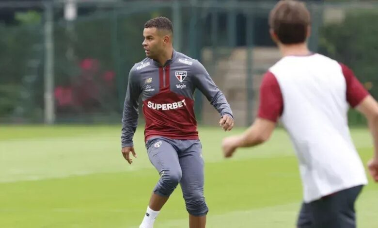 O volante Alisson, do Fluminense, publicou mensagens enigmáticas em seu Instagram minutos depois da demissão de Hernán Crespo pelo São Paulo.n"Não mexo em rede social. Mas hoje é um dia totalmente diferente. Deuas nunca dorme, a verdade sempre aparece; Caráter pra mim nunca se negocia. Vida que segue e tenho certeza que quando vcê faz o certo, a vida ela mostra", publicou o volante em suas redes sociais.nnnVale lembrar que Alisson perdeu espaço com Crespo no Tricolor. Ele chegou a ser negociado com o Corinthians, rival da equipe, mas acabou se transferindo para o Fluminense.nSem espaço no Morumbi, Alisson teve o nome levado para a comissão técnica do Tricolor das Laranjeiras e foi prontamente aprovado pelo técnico Luís Zubeldía, que buscava um jogador para a posição desde a saída de Lima para o América do México.nPouco depois da primeira publicação, Alisson voltou a escrever: "Rapaz a verdade ninguém fala?! É estranho, hein".nNa sequência, completou, aparentemente se referindo a seu novo clube, o Fluminense: "Infelizmente não ganhamos o título, mas coisas boas com pessoas boas não tem dar errado."nSaída de CresponO São Paulo anunciou a queda do treinador argentino Hernán Crespo nesta segunda-feira (9).nSem dar maiores explicações, o Tricolor Paulista também informou que os auxiliares Juan Branda e Victor López, os preparadores físicos Federico Martinetti e Leandro Paz e o preparador de goleiros Gustavo Nepote também deixaram o clube.nCrespo encerra sua segunda passagem pelo clube. A primeira, em 2021, ficou marcada pelo fim do jejum de títulos com a conquista do Campeonato Paulista sobre o Palmeiras, então comandado por Abel Ferreira. Aquele período também teve campanha irregular no Brasileirão e eliminação na Libertadores para o mesmo rival.nQuatro anos depois, o argentino voltou ao Morumbis para substituir Luis Zubeldía e assumiu a equipe em meio ao risco de rebaixamento no Campeonato Brasileiro, ajudando o time a reagir na competição.nA carreira de AlissonnAos 32 anos, o jogador foi revelado pelo Cruzeiro e já teve uma experiência no Rio de Janeiro. Em 2012 ele teve uma breve passagem pelo Vasco. Depois foram quatro temporadas no Grêmio e está no São Paulo desde 2022. O Fluminense será apenas seu quinto clube na carreira.nNo currículo, ele conquistou a Série A do Brasileiro, duas vezes, com o Cruzeiro, a Copa Libertadores e Recopa Sul-Americana com o Grêmio, além da Copa do Brasil e a Supercopa do Brasil, pelo São Paulo.nhttps://stories.cnnbrasil.com.br/esportes/qual-selecao-o-brasil-enfrentou-mais-vezes-nas-copas-confira/