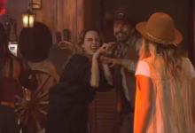 Pela primeira vez, Ana Paula Renault conseguiu cumprir o desafio do Barrado no Baile e garantiu presença na Festa do Líder de Alberto Cowboy, na noite desta quarta-feira (25), no BBB 26.nPouco depois de completar uma hora de prova, a sister abriu os três cadeados exigidos na dinâmica e garantiu o retorno à casa. A entrada triunfal na festa foi marcada pela trilha sonora de "Erva Venenosa", de Rita Lee, que foi cantada pela sister ao chegar na comemoração.nnEsta é a quinta vez que Ana Paula é vetada de uma festa na edição, sendo a terceira indicação feita por Alberto Cowboy.nAo retornar, a jornalista tirou uma foto com o rival e direcionou provocações ao Líder: "Frouxo, frouxo", disse ao entrar no gramado da casa. Em seguida, aproximou-se de Alberto e afirmou: "Não queria a minha presença".nO Líder respondeu: "Você ganhou sua presença, que bom. Cumpriu o desafio" e, na sequência, chamou a participante de "chata". Ana Paula rebateu com “Chora”. Alberto encerrou o diálogo com: “Ana Paula, seja bem-vinda à minha Festa”, antes de deixar o local.nVeja o momento:nnavisa que ela vai pedir a música pra voltar pra festa!!!! #BBB26 #RedeBBB pic.twitter.com/NkutcNbMGjn— TV Globo 📺 (@tvglobo) March 26, 2026nnnELA TÁ DE VOLTA! Ana Paula venceu o desafio e entrou ao som de 'Erva Venenosa'! #BBB26 #RedeBBB pic.twitter.com/z7lmWownn1n— TV Globo 📺 (@tvglobo) March 26, 2026nnnÉ PURO CAOS NA #FestaDoLider 🗣️#BBB26 #RedeBBB pic.twitter.com/d6rVdDbolqn— Big Brother Brasil (@bbb) March 26, 2026nnhttps://www.youtube.com/watch?v=kuGsp6c1cSQnhttps://stories.cnnbrasil.com.br/entretenimento/bbb-26-conheca-os-participantes-do-grupo-veteranos/