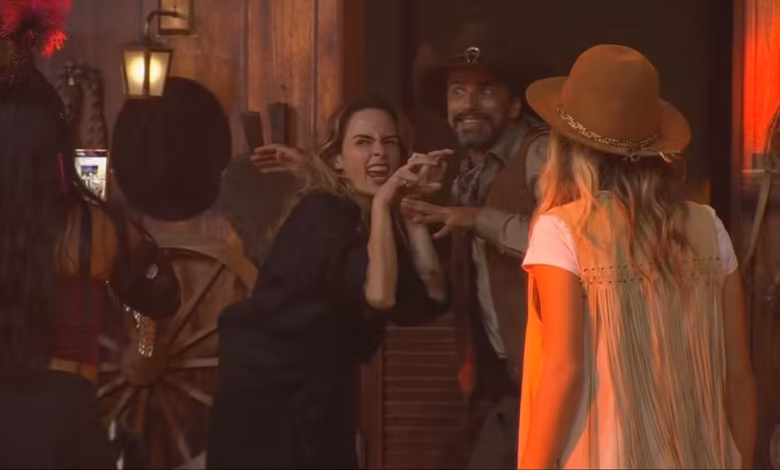 Pela primeira vez, Ana Paula Renault conseguiu cumprir o desafio do Barrado no Baile e garantiu presença na Festa do Líder de Alberto Cowboy, na noite desta quarta-feira (25), no BBB 26.nPouco depois de completar uma hora de prova, a sister abriu os três cadeados exigidos na dinâmica e garantiu o retorno à casa. A entrada triunfal na festa foi marcada pela trilha sonora de "Erva Venenosa", de Rita Lee, que foi cantada pela sister ao chegar na comemoração.nnEsta é a quinta vez que Ana Paula é vetada de uma festa na edição, sendo a terceira indicação feita por Alberto Cowboy.nAo retornar, a jornalista tirou uma foto com o rival e direcionou provocações ao Líder: "Frouxo, frouxo", disse ao entrar no gramado da casa. Em seguida, aproximou-se de Alberto e afirmou: "Não queria a minha presença".nO Líder respondeu: "Você ganhou sua presença, que bom. Cumpriu o desafio" e, na sequência, chamou a participante de "chata". Ana Paula rebateu com “Chora”. Alberto encerrou o diálogo com: “Ana Paula, seja bem-vinda à minha Festa”, antes de deixar o local.nVeja o momento:nnavisa que ela vai pedir a música pra voltar pra festa!!!! #BBB26 #RedeBBB pic.twitter.com/NkutcNbMGjn— TV Globo 📺 (@tvglobo) March 26, 2026nnnELA TÁ DE VOLTA! Ana Paula venceu o desafio e entrou ao som de 'Erva Venenosa'! #BBB26 #RedeBBB pic.twitter.com/z7lmWownn1n— TV Globo 📺 (@tvglobo) March 26, 2026nnnÉ PURO CAOS NA #FestaDoLider 🗣️#BBB26 #RedeBBB pic.twitter.com/d6rVdDbolqn— Big Brother Brasil (@bbb) March 26, 2026nnhttps://www.youtube.com/watch?v=kuGsp6c1cSQnhttps://stories.cnnbrasil.com.br/entretenimento/bbb-26-conheca-os-participantes-do-grupo-veteranos/