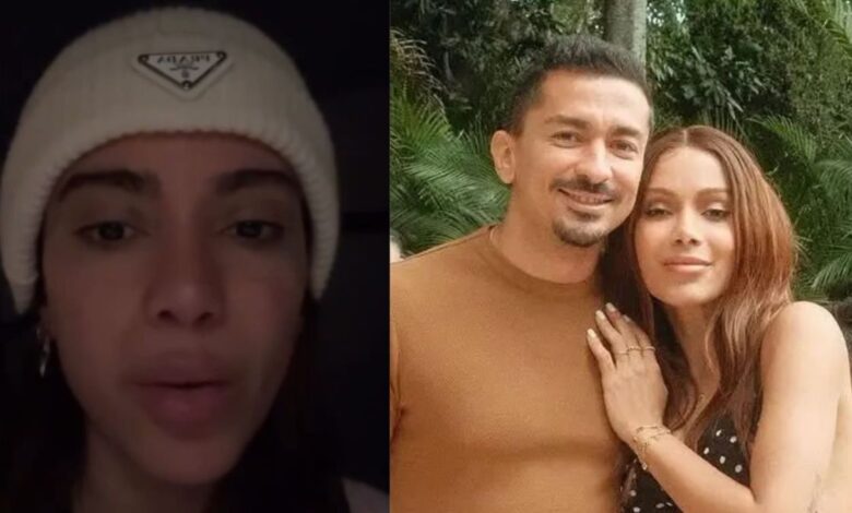 A cantora Anitta, 32, atualizou aos seus fãs sobre a situação que aconteceu com seu irmão e sócio Renan Machado, 36. Ele foi detido em um aeroporto de Paris, na França, nesta terça-feira (24), após perder o passaporte.n"Passando aqui para agradecer a todo mundo que entrou em contato e de alguma maneira, tentou ajudar o meu irmão que estava preso, porque a jaqueta dele foi furtada no aeroporto de Paris com o passaporte dentro", disse.nn"A gente conseguiu muita ajuda do consulado e da embaixada brasileira. Já resolvemos, ele já está sendo solto. Já foi comprovado que ele não fez algo errado. Porque aeroporto é assim, vai que é alguém traficando, alguma coisa assim. Enfim, conseguimos comprovar tudo", explicou.nA cantora destacou que o irmão está tomando as providências para voltar para o Brasil. "Ele já está emitindo um novo passaporte e vai ser liberado. Obrigada pela ajuda de todo mundo que entrou em contato com pessoas conhecidas", agradeceu a artista.n"Eu postei aqui no stories justamente para conseguir obter essa ajuda, porque foi um susto, né? Imagina você ficar sem passaporte... Fora do Brasil... É um superperigo; você fica sem a sua [identidade]... Quem você é", concluiu a cantora.nSaiba o que aconteceu:nPor estar sem o documento, Renan foi impedido pelas autoridades de seguir viagem. A informação foi confirmada pela assessoria da influenciadora Hariany Almeida, 28, namorada dele.nAinda segundo a equipe de Hariany, apenas Renan foi detido, apesar dela estar presente no momento. "Por hora, a gente está tentando resolver tudo, agradecemos muito a preocupação de todos, mas estamos tentando resolver essa situação horrível."nAnitta usou as redes sociais para comentar sobre a situação, e explicou que furtaram a jaqueta de Renan, com o passaporte dentro, no raio-X do aeroporto.n"Ele pediu ajuda de todo mundo do aeroporto, achados e perdidos, polícia, ninguém achou, nem nas câmeras [...] Além de ter sido furtado, ele está preso em Paris, e a polícia não deixa ele sair do aeroporto nem seguir viagem. Ele não tem o que fazer, ninguém encontra uma solução para ele", disse.nVeja os vídeos completos:nnpic.twitter.com/RHx6KnT0Nqn— Só vídeos de celebs (@VideosDeCelebs) March 24, 2026nn*Com informações de Giu Aya, da CNN Brasil.nhttps://stories.cnnbrasil.com.br/entretenimento/anitta-sobre-funk-e-vivencia-suburbana-me-inspiraram-a-ser-artista/n&nbsp;