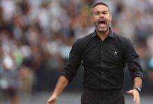 O Cruzeiro segue empenhado em busca da contratação de Artur Jorge, do Al-Rayyan-CAT, como seu novo treinador. O clube celeste procura um substituto para Tite, demitido no último domingo (15), após empate por 3 a 3 com o Vasco, no Mineirão, em jogo da sexta rodada da Série A do Campeonato Brasileiro.nO ex-Botafogo foi transformado em “plano A” da Raposa logo após a definição pela saída do agora ex-comandante, conforme adiantado pelo Itatiaia. Ainda de acordo com a reportagem, a situação evoluiu nas últimas horas e, agora, a diretoria já tem conversas em andamento para contratar o português.nO cenário, contudo, não é simples, já que Artur Jorge tem contrato com o Al-Rayyan-CAT até julho de 2027. O vínculo entre as partes é protegido por uma multa rescisória relevante.nNo fim de 2025, antes de contratar Tite para o lugar de Leonardo Jardim, o Cruzeiro tentou fechar com o lusitano, mas esbarrou justamente nesses detalhes. Há a expectativa de que agora isso não seja mais um obstáculo.nVale destacar que Artur Jorge tem o mesmo empresário de Leonardo Jardim, o português Hugo Cajuda. Outro ponto importante é o estilo de jogo do treinador, que apresenta semelhanças com as ideias do atual comandante do Flamengo. A situação agrada à diretoria e ao elenco celeste.nnSinal de Filipe Luís ao CruzeironCom Artur Jorge na liderança da corrida para assumir o cargo, o Cruzeiro colocou Filipe Luís no radar como uma alternativa. A tendência, contudo, é que as tratativas com o ex-Flamengo não avancem.nIsso porque, segundo apuração da Itatiaia, o estafe do treinador não deseja que ele continue no futebol brasileiro neste momento. A ideia é que o ex-lateral-esquerdo dê o próximo passo de sua carreira na Europa.nEm declaração ao ge, o português Jorge Mendes, que é empresário de Filipe Luís, admitiu a preferência pelo Velho Continentepara o futuro do técnico.n“Filipe Luís irá para a Europa. Ele estão a pensar e preparar o próximo projeto”, disse Jorge Mendes.nSequência do CruzeironAinda em busca de um novo técnico, o Cruzeiro definiu Wesley Carvalho, membro da comissão permanente do clube, como treinador interino para os próximos jogos, assim como aconteceu em 2025, entre a saída de Fernando Diniz e a chegada de Leonardo Jardim.nA Raposa volta a jogar na quarta-feira (18), às 19h30 (de Brasília), contra o Athletico-PR, na Arena da Baixada, em Curitiba, em jogo da sétima rodada da Série A do Campeonato Brasileiro.nO Cruzeiro tem apenas três pontos e ocupa a 19ª posição da competição nacional.nhttps://stories.cnnbrasil.com.br/esportes/lesao-no-joelho-pode-tirar-cassio-da-temporada-2026-no-cruzeiro-entenda/