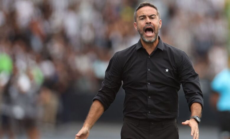 O Cruzeiro segue empenhado em busca da contratação de Artur Jorge, do Al-Rayyan-CAT, como seu novo treinador. O clube celeste procura um substituto para Tite, demitido no último domingo (15), após empate por 3 a 3 com o Vasco, no Mineirão, em jogo da sexta rodada da Série A do Campeonato Brasileiro.nO ex-Botafogo foi transformado em “plano A” da Raposa logo após a definição pela saída do agora ex-comandante, conforme adiantado pelo Itatiaia. Ainda de acordo com a reportagem, a situação evoluiu nas últimas horas e, agora, a diretoria já tem conversas em andamento para contratar o português.nO cenário, contudo, não é simples, já que Artur Jorge tem contrato com o Al-Rayyan-CAT até julho de 2027. O vínculo entre as partes é protegido por uma multa rescisória relevante.nNo fim de 2025, antes de contratar Tite para o lugar de Leonardo Jardim, o Cruzeiro tentou fechar com o lusitano, mas esbarrou justamente nesses detalhes. Há a expectativa de que agora isso não seja mais um obstáculo.nVale destacar que Artur Jorge tem o mesmo empresário de Leonardo Jardim, o português Hugo Cajuda. Outro ponto importante é o estilo de jogo do treinador, que apresenta semelhanças com as ideias do atual comandante do Flamengo. A situação agrada à diretoria e ao elenco celeste.nnSinal de Filipe Luís ao CruzeironCom Artur Jorge na liderança da corrida para assumir o cargo, o Cruzeiro colocou Filipe Luís no radar como uma alternativa. A tendência, contudo, é que as tratativas com o ex-Flamengo não avancem.nIsso porque, segundo apuração da Itatiaia, o estafe do treinador não deseja que ele continue no futebol brasileiro neste momento. A ideia é que o ex-lateral-esquerdo dê o próximo passo de sua carreira na Europa.nEm declaração ao ge, o português Jorge Mendes, que é empresário de Filipe Luís, admitiu a preferência pelo Velho Continentepara o futuro do técnico.n“Filipe Luís irá para a Europa. Ele estão a pensar e preparar o próximo projeto”, disse Jorge Mendes.nSequência do CruzeironAinda em busca de um novo técnico, o Cruzeiro definiu Wesley Carvalho, membro da comissão permanente do clube, como treinador interino para os próximos jogos, assim como aconteceu em 2025, entre a saída de Fernando Diniz e a chegada de Leonardo Jardim.nA Raposa volta a jogar na quarta-feira (18), às 19h30 (de Brasília), contra o Athletico-PR, na Arena da Baixada, em Curitiba, em jogo da sétima rodada da Série A do Campeonato Brasileiro.nO Cruzeiro tem apenas três pontos e ocupa a 19ª posição da competição nacional.nhttps://stories.cnnbrasil.com.br/esportes/lesao-no-joelho-pode-tirar-cassio-da-temporada-2026-no-cruzeiro-entenda/