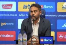 Novo técnico do Cruzeiro, Artur Jorge concedeu entrevista coletiva de apresentação no início da tarde desta quarta-feira (25), na Toca da Raposa II. Nela, o treinador português de 54 anos respondeu o que é mais urgente para resolver no clube, que atualmente ocupa a lanterna do Campeonato Brasileiro, ainda sem vencer na competição.n"Essa é a resposta mais fácil que posso dar. É ganhar só. É o que falta a fazer. Falta ganhar, falta consistência. Estamos no último lugar, que não condiz com os valores e com a qualidade do elenco do Cruzeiro. Vamos ganhar brevemente", disse Artur Jorge.n nnNa sequência, Artur Jorge explicou que o plantel celeste precisa estar com astral abalado diante de tantas derrotas, o que não coincide com aquilo que o Cruzeiro pode entregar.n"Tem que estar abalada, porque nós não ganhamos ainda. Eu quero que esteja abalada, porque tem que doer quando não ganhamos. Isso é muito importante. O que temos que combater dois dos maiores problemas do futebol atual. O ego e expectativas. Nós temos que abaixar o ego e apostarmos nas expectativas daquilo que temos para fazer. Isso fazemos com trabalho, pensando que temos que abaixar a terra, ter humildades em trabalhar muito para se conseguir mais. Isso é aquilo que nos compete fazer diante de um desafio e enquanto líderes de um projeto", concluiu.nNegociação entre Cruzeiro e Artur JorgenO Cruzeiro transformou Artur Jorge em seu plano A assim que demitiu Tite, no dia 15 de março. O clube celeste não demorou para chegar a um acordo pessoal com o treinador e, após convencê-lo a aceitar o projeto, iniciou tratativas com o Al-Rayyan.O contrato do português com o clube catari tinha validade até julho de 2027, com uma multa rescisória inicial de cerca de R$ 30 milhões. Após negociações, o Cruzeiro conseguiu reduzir o valor para cerca de 2 milhões de euros (R$ 12,2 milhões) e ficou com caminho livre para fechar a contratação.nConheça Artur JorgenArtur Jorge nasceu em Braga, em Portugal, no dia 1 de janeiro de 1972. Como jogador, o lusitano atuou como zagueiro e defendeu as cores de Braga-POR e Penafiel-POR.Naturalmente, a carreira de técnico de Artur Jorge teve forte influência do clube de sua cidade.nAntes de assumir a equipe principal definitivamente em 2022, Artur Jorge trabalhou no Braga B e equipes de base do clube. Além dos Guerreiros do Minho, o treinador passou por Famalicão-POR, Tirsense-POR e Limianos-POR.nEm 2024, Artur Jorge assumiu o Botafogo, onde teve o melhor momento da carreira e conduziu o clube aos títulos da Copa Libertadores e da Série A do Campeonato Brasileiro. Ele deixou o Glorioso no início de 2025 para assumir o Al-Rayyan-CAT, onde ficou até fechar com o Cruzeiro.nhttps://stories.cnnbrasil.com.br/esportes/atletico-mg-x-cruzeiro-teve-23-expulsoes-saiba-qual-o-recorde-mundial/