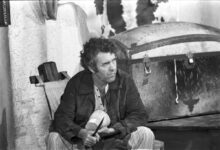 O ator Juca de Oliveira faleceu este sábado (21), devido a um quadro de pneumonia associado a um problema cardiológico. O artista estava internado no Hospital Sírio-Libanês desde a última sexta-feira (13).nOliveira é um velho conhecido do público brasileiro, presente em novelas desde 1964. Trabalhou na TV Tupi e, posteriormente, na Rede Globo. Foram mais de 30 novas e misséries, e elencamos a seguir cinco dos principais papéis do ator:nn1. Albieri em "O Clone" (2001)nnA novela "O Clone" não existiria sem esse personagem, já que foi o doutor Albieri que fez o impensável: após a morte do afilhado Diogo (Murilo Benício), ele usa o DNA de seu gêmeo idêntico, Lucas, para fazer um clone do ente perdido. Contra qualquer manual de ética, ele implanta esse embrião em Deusa (Adriana Lessa), que vai à sua clínica para fazer um procedimento de fertilização in vitro.n2. Santiago em "Avenida Brasil" (2012)nO artesão começa a novela como um personagem aparentemente bondoso: Santiago é um senhor frágil, viúvo, pai de Carminha (Adriana Esteves) e que teve um relacionamento com Mãe Lucinda, do lixão. Mas, no final, a história dele tem uma reviravolta, com o personagem envolvido em mortes de personagens. A novela será reprisada esse ano no "Vale a Pena Ver de Novo"n3. João Gibão em "Saramandaia" (1976)nNa cidade de Saramandaia, onde se passa a novela, João Gibão era um homem sensível e com dons de premonição. Ele escondia asas atrofiadas por baixo de seu gibão, o que representava sua liberdade reprimida. Ao final da história, he revela as asas e levanta vôo, uma cena que se tornou clássica na teledramaturgia brasileira.n4. Nino em "Nino, o Italianinho" (1969)nA novela contava a história de Nino, um migrante italiano batalhador que chega ao Brasil com 15 anos e é dono de uma mercearia no baixo do Bexiga, na cidade de São Paulo. Na história, ele tem um amor não correspondido por sua vizinha Natália (Bibi Vogel), e depois se apaixona por Bianca (Aracy Balabanian), com quem se casa no final.n5. Professor Praxedes em "Fera Ferida" (1993)nEm "Fera Ferida", Oliveira viveu o Professor Praxedes, editor-chefe do jornal Gazeta de Tubiacanga e um homem culto, mas muito arrogante e conservador, conhecido por falar de forma enrolada.nhttps://stories.cnnbrasil.com.br/entretenimento/novelas-brasileiras-ja-ganharam-o-emmy-internacional-veja-quais/