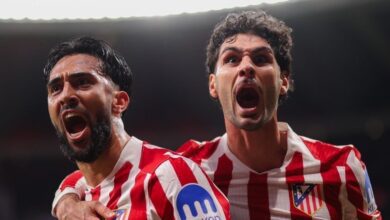 O Atlético de Madrid venceu a Real Sociedad por 3 a 2 em jogo emocionante disputado neste sábado (7) no Wanda Metropolitano, válido pela 27ª rodada da LaLiga.nA partida começou agitada com Alexander Sorloth abrindo o placar para os colchoneros logo aos 4 minutos do primeiro tempo.nnA alegria durou pouco, pois Carlos Soler empatou para os visitantes aos 8 minutos após boa troca de passes.nO segundo tempo foi ainda mais movimentado, com Nico González colocando o Atlético na frente aos 21 minutos após tabela com Griezmann.nNovamente a Real Sociedad reagiu rápido e Mikel Oyarzabal deixou tudo igual aos 23 minutos, aproveitando rebote da defesa.nO gol da vitória veio aos 35 minutos do segundo tempo, quando Nico González marcou seu segundo no jogo após cruzamento de Ruggeri.nO Atlético de Madrid dominou as ações ofensivas com 27 finalizações contra apenas 7 da Real Sociedad, além de maior posse de bola e precisão nos passes.nCom o resultado, o time comandado por Diego Simeone se mantém na terceira colocação com 54 pontos, enquanto a Real Sociedad permanece em nono lugar com 35 pontos na tabela da LaLiga.nhttps://stories.cnnbrasil.com.br/esportes/real-madrid-confirma-lesao-e-rodrygo-esta-fora-da-copa-do-mundo/