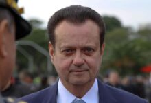 O secretário de governo de São Paulo, Gilberto Kassab, também presidente nacional do PSD, vai se reunir com o governador Tarcísio de Freitas (Republicanos) para definir como será sua saída do governo estadual nos próximos dias. Segundo fontes ouvidas pela CNN Brasil, a reunião ocorrerá em até 20 dias.nO encontro deve servir também, segundo aliados de ambos, para “aparar arestas” e resolver indisposições recentes entre Kassab e Tarcísio.nnNos bastidores, a avaliação é que a saída do secretário já está praticamente definida. De acordo com interlocutores do dirigente do PSD, Kassab pretende deixar o cargo para se dedicar à articulação política do partido nas eleições de 2026.nA decisão tem dois objetivos principais. O primeiro é cumprir eventual desincompatibilização eleitoral que o deixe apto a disputar cargos ou participar da chapa de Tarcísio, como vice — possibilidade considerada remota neste momento por aliados do governador, já que Tarcísio mantém preferência pelo atual vice, Felício Ramuth (PSD).nO segundo objetivo é ampliar a atuação nacional de Kassab na estratégia do partido. O PSD pretende lançar candidato próprio à Presidência da República em 2026, segundo o dirigente, e ele deve percorrer o país para apoiar nomes da legenda e participar de agendas políticas.nInterlocutores do presidente do PSD afirmam que Kassab também pretende intensificar articulações locais em estados pelo Brasil antes do início oficial da campanha eleitoral, previsto para agosto de 2026. Para isso, o dirigente considera ser o mais correto se desvincular da secretaria em São Paulo, diante da intensa agenda de viagens.nApesar da saída do governo paulista, Kassab tem dito a aliados que pretende seguir próximo de Tarcísio na disputa pela reeleição no estado.nEm manifestações recentes, o dirigente afirmou que a aliança entre ele, o PSD e o governador seguirá firme e que quem aposta em um afastamento entre os dois “vai se desiludir”.nNo Palácio dos Bandeirantes, aliados do governador reconhecem a importância da estrutura municipal do PSD para o projeto de reeleição. O partido reúne uma das maiores redes políticas do estado, com mais de 200 prefeitos e forte presença na Assembleia Legislativa.nReservadamente, interlocutores do governo afirmam que a reunião entre Kassab e Tarcísio deve servir para alinhar os próximos passos da parceria política, mesmo com o dirigente deixando formalmente a administração estadual. Recentemente, o governador disse que "não aceitará imposição" de nome para vice em sua chapa à reeleição.nRuídos recentes na relaçãonAs indisposições entre Tarcísio e Kassab vieram a público após uma troca indireta de declarações no início do ano.nEm entrevista, o presidente do PSD afirmou que o governador precisava ter identidade política própria em relação ao ex-presidente Jair Bolsonaro (PL), diferenciando lealdade de submissão — fala interpretada por aliados de Tarcísio como um recado sobre a relação do governador com o bolsonarismo.nDias depois, durante um evento, Tarcísio respondeu de forma indireta, afirmando que quem fala em submissão não entende nada sobre lealdade ou amizade.nNos bastidores do Palácio dos Bandeirantes, aliados do governador passaram a avaliar que Kassab perdeu espaço nas conversas mais estratégicas do governo, em meio também a divergências sobre o cenário eleitoral de 2026 e à disputa silenciosa sobre a composição de uma eventual chapa futura.