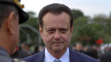 O secretário de governo de São Paulo, Gilberto Kassab, também presidente nacional do PSD, vai se reunir com o governador Tarcísio de Freitas (Republicanos) para definir como será sua saída do governo estadual nos próximos dias. Segundo fontes ouvidas pela CNN Brasil, a reunião ocorrerá em até 20 dias.nO encontro deve servir também, segundo aliados de ambos, para “aparar arestas” e resolver indisposições recentes entre Kassab e Tarcísio.nnNos bastidores, a avaliação é que a saída do secretário já está praticamente definida. De acordo com interlocutores do dirigente do PSD, Kassab pretende deixar o cargo para se dedicar à articulação política do partido nas eleições de 2026.nA decisão tem dois objetivos principais. O primeiro é cumprir eventual desincompatibilização eleitoral que o deixe apto a disputar cargos ou participar da chapa de Tarcísio, como vice — possibilidade considerada remota neste momento por aliados do governador, já que Tarcísio mantém preferência pelo atual vice, Felício Ramuth (PSD).nO segundo objetivo é ampliar a atuação nacional de Kassab na estratégia do partido. O PSD pretende lançar candidato próprio à Presidência da República em 2026, segundo o dirigente, e ele deve percorrer o país para apoiar nomes da legenda e participar de agendas políticas.nInterlocutores do presidente do PSD afirmam que Kassab também pretende intensificar articulações locais em estados pelo Brasil antes do início oficial da campanha eleitoral, previsto para agosto de 2026. Para isso, o dirigente considera ser o mais correto se desvincular da secretaria em São Paulo, diante da intensa agenda de viagens.nApesar da saída do governo paulista, Kassab tem dito a aliados que pretende seguir próximo de Tarcísio na disputa pela reeleição no estado.nEm manifestações recentes, o dirigente afirmou que a aliança entre ele, o PSD e o governador seguirá firme e que quem aposta em um afastamento entre os dois “vai se desiludir”.nNo Palácio dos Bandeirantes, aliados do governador reconhecem a importância da estrutura municipal do PSD para o projeto de reeleição. O partido reúne uma das maiores redes políticas do estado, com mais de 200 prefeitos e forte presença na Assembleia Legislativa.nReservadamente, interlocutores do governo afirmam que a reunião entre Kassab e Tarcísio deve servir para alinhar os próximos passos da parceria política, mesmo com o dirigente deixando formalmente a administração estadual. Recentemente, o governador disse que "não aceitará imposição" de nome para vice em sua chapa à reeleição.nRuídos recentes na relaçãonAs indisposições entre Tarcísio e Kassab vieram a público após uma troca indireta de declarações no início do ano.nEm entrevista, o presidente do PSD afirmou que o governador precisava ter identidade política própria em relação ao ex-presidente Jair Bolsonaro (PL), diferenciando lealdade de submissão — fala interpretada por aliados de Tarcísio como um recado sobre a relação do governador com o bolsonarismo.nDias depois, durante um evento, Tarcísio respondeu de forma indireta, afirmando que quem fala em submissão não entende nada sobre lealdade ou amizade.nNos bastidores do Palácio dos Bandeirantes, aliados do governador passaram a avaliar que Kassab perdeu espaço nas conversas mais estratégicas do governo, em meio também a divergências sobre o cenário eleitoral de 2026 e à disputa silenciosa sobre a composição de uma eventual chapa futura.