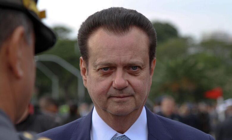 O secretário de governo de São Paulo, Gilberto Kassab, também presidente nacional do PSD, vai se reunir com o governador Tarcísio de Freitas (Republicanos) para definir como será sua saída do governo estadual nos próximos dias. Segundo fontes ouvidas pela CNN Brasil, a reunião ocorrerá em até 20 dias.nO encontro deve servir também, segundo aliados de ambos, para “aparar arestas” e resolver indisposições recentes entre Kassab e Tarcísio.nnNos bastidores, a avaliação é que a saída do secretário já está praticamente definida. De acordo com interlocutores do dirigente do PSD, Kassab pretende deixar o cargo para se dedicar à articulação política do partido nas eleições de 2026.nA decisão tem dois objetivos principais. O primeiro é cumprir eventual desincompatibilização eleitoral que o deixe apto a disputar cargos ou participar da chapa de Tarcísio, como vice — possibilidade considerada remota neste momento por aliados do governador, já que Tarcísio mantém preferência pelo atual vice, Felício Ramuth (PSD).nO segundo objetivo é ampliar a atuação nacional de Kassab na estratégia do partido. O PSD pretende lançar candidato próprio à Presidência da República em 2026, segundo o dirigente, e ele deve percorrer o país para apoiar nomes da legenda e participar de agendas políticas.nInterlocutores do presidente do PSD afirmam que Kassab também pretende intensificar articulações locais em estados pelo Brasil antes do início oficial da campanha eleitoral, previsto para agosto de 2026. Para isso, o dirigente considera ser o mais correto se desvincular da secretaria em São Paulo, diante da intensa agenda de viagens.nApesar da saída do governo paulista, Kassab tem dito a aliados que pretende seguir próximo de Tarcísio na disputa pela reeleição no estado.nEm manifestações recentes, o dirigente afirmou que a aliança entre ele, o PSD e o governador seguirá firme e que quem aposta em um afastamento entre os dois “vai se desiludir”.nNo Palácio dos Bandeirantes, aliados do governador reconhecem a importância da estrutura municipal do PSD para o projeto de reeleição. O partido reúne uma das maiores redes políticas do estado, com mais de 200 prefeitos e forte presença na Assembleia Legislativa.nReservadamente, interlocutores do governo afirmam que a reunião entre Kassab e Tarcísio deve servir para alinhar os próximos passos da parceria política, mesmo com o dirigente deixando formalmente a administração estadual. Recentemente, o governador disse que "não aceitará imposição" de nome para vice em sua chapa à reeleição.nRuídos recentes na relaçãonAs indisposições entre Tarcísio e Kassab vieram a público após uma troca indireta de declarações no início do ano.nEm entrevista, o presidente do PSD afirmou que o governador precisava ter identidade política própria em relação ao ex-presidente Jair Bolsonaro (PL), diferenciando lealdade de submissão — fala interpretada por aliados de Tarcísio como um recado sobre a relação do governador com o bolsonarismo.nDias depois, durante um evento, Tarcísio respondeu de forma indireta, afirmando que quem fala em submissão não entende nada sobre lealdade ou amizade.nNos bastidores do Palácio dos Bandeirantes, aliados do governador passaram a avaliar que Kassab perdeu espaço nas conversas mais estratégicas do governo, em meio também a divergências sobre o cenário eleitoral de 2026 e à disputa silenciosa sobre a composição de uma eventual chapa futura.