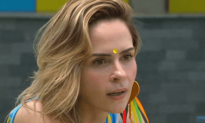 A casa do BBB 26 amanheceu agitada nesta quinta-feira (12) após a festa do Líder dupla. Na última prova de resistência, Alberto Cowboy e Jonas Sulzbach conquistaram o colar mais cobiçado da casa.nLogo depois do fim da hora do Raio-X matinal, Ana Paula Renault conversou com Juliano Floss sobre o novo posto da dupla.nn"A liderança subiu juntinha? Queria dar os parabéns pela carreira de cantor. Não quer ganhar a liderança mais não, ele quer ser cantor, ajuda o moço! Muito interessante...", ironizou a sister que foi escolhida para o desafio Barrado no Baile da noite de ontem.nDurante o evento, Cowboy ganhou instrumentos musicais de presente e performou para os participantes. Ao ser barrada de ir à celebração, Ana Paula prometeu que o alfinetaria no dia seguinte.n"E aí, 'Humberto', como é que foi a cantoria ontem? Esquentando as turbinas para o sucesso aqui de fora?", provocou ela, que ainda questionou se Alberto estava planejando retornar com a carreira artística.n"Não tem nada a ver. Absolutamente nada a ver mesmo. Minha fase passou. Minha época passou. Não tenho pretensão nenhuma. Canto hoje de hobby, canto mais é no chuveiro. E olhe lá. Ontem cantei para os meus amigos. Foi muito legal, uma experiência", respondeu o líder.nOs rivais ainda voltaram a discutir sobre o motivo de a jornalista não ter podido participar da celebração. Cowboy relembrou uma fala de Ana Paula sobre sua mãe que o chateou e motivou sua escolha. "Nossa, foi porque eu xinguei a sua mãe? Você ainda vai ficar nessa, 'Humberto'?", ironizou a sister novamente.nnAna Paula: 💬 "Tá pensando em retomar sua carreira artística?"nAlberto Cowboy: 💬 "Não mesmo."#BBB26 #RedeBBB pic.twitter.com/WUEmqswvCqn— Big Brother Brasil (@bbb) March 12, 2026nn*Publicado por Luiza Zequim, da CNN Brasil, sob supervisão de Gabriela Maraccininhttps://stories.cnnbrasil.com.br/entretenimento/conheca-as-versoes-do-big-brother-de-outros-paises/n&nbsp;