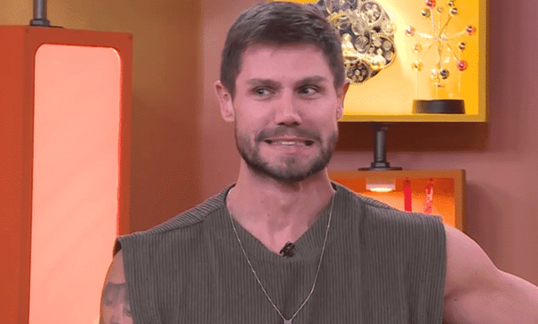 Jonas Sulzbach, eliminado com 53,48% dos votos, foi o mais cobiçado do BBB 26, beijando ao longo de sua permanência no programa nada menos que três sisters. Questionado se Maxiane Rodrigues, Marciele Albuquerque ou Jordana Morais teriam chances fora do confinamento, o Veterano foi categórico na resposta.n"Não. Não tem condições. É uma afirmação! Foi o momento. Foi muito legal. Foi muito bom todos. Só que não", garantiu, ao participar do "Bate-Papo BBB" na madrugada desta quarta-feira (25).nnEm seguida, ele explica os motivos.  "Tem que conhecer a pessoa melhor. Pelo o que eu penso agora, posso falar que não vai continuar nada, não. Não tem nada a ver".nJonas afirma que a vida amorosa não será prioridade imediata fora do confinamento. "Nem estou pensando nisso, aí, agora. Quero rever as minhas relações de amizade e família", disse ele, que primeiro beijou Maxiane, envolveu-se com Marciele após a eliminação da professora e na semana passada foi para o edredom com Jordana.n*publicado por Jonathan Pereira, em colaboração para a CNN Brasilnhttps://www.youtube.com/watch?v=Hn9uwVivGfYnhttps://stories.cnnbrasil.com.br/entretenimento/como-estao-os-10-ultimos-campeoes-do-bbb-e-o-que-fizeram-com-o-premio/