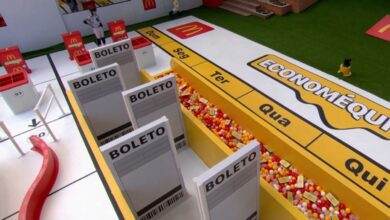 A Prova do Anjo deste sábado (7) pode ser crucial para quem quer se livrar do Paredão deste domingo. Brothes e sisters foram convocados a participarem do desafio que vai dar a chance de imunizar um dos participantes do "Big Brother Brasil 26".nO desafio consiste em decorar um gabarito de uma sequência de quatro produtos de uma rede de fast food, atravessar uma piscina de bolinhas e montar um pequeno quebra-cabeça com a mesma sequência vista no início do jogo. Ganha quem fizer em menos tempo. Cada vez que o participante pede para rever o gabarito tem um acréscimo de 5 segundos no tempo final.nnPara a primeira fase, somente Samira, Milena, Solange Couto, Ana Paula Renault, Babu Santana e Leandro Boneco estavam aptos a competirem. Na primeira dinâmica da prova, Juliano Floss, Gabriela, Chaiany, Jordana, Marciele e Breno não encontraram os itens dentro do armário e ficaram fora da disputa.nVeja o tempo total dos participantes da primeira fase (com acréscimo de 5 segundos):nnSamira: 2 minutos e 8 segundosnMilena: 2 minutos e 17 segundosnBabu Santana: 2 minutos e 20 segundosnAna Paula Renault: 2 minutos e 40 segundosnLeandro Boneco: 1 minuto e 34 segundos (com um erro)nSolange Couto: 3 minutos e 19 segundos (com um erro)nnLogo depois de finalizar a primeira fase, Tadeu Schmidt anunciou que os cinco primeiros foram classificados para a segunda fase e Solange estava desclassificada. Nesta etapa, os competidores também decoraram o mesmo gabarito, mas atravessam um corredor cheio de tapumes e levam para o quebra-cabeça.nnSamira: 1 minuto e 26 segundosnLeandro Boneco: 1 minuto e 31 segundosnMilena: 1 minuto e 41 segundosnAna Paula Renault: 1 minuto e 44 segundosnBabu Santana: 2 minutos e 22 segundosnnAo fim da segunda fase, Babu Santana perdeu a chance de disputar ao fazer o pior tempo. A terceira etapa também consistia em decorar o gabarito com quatro produtos Méqui e colocá-los no quebra-cabeça, mas os participantes precisavam se equilibrar em uma trave curva alguns centímetros acima do chão.nnSamira: 1 minuto e 27 segundosnLeandro Boneco: 1 minuto e 31 segundosnMilena: 1 minuto e 33 segundosnAna Paula Renault: 5 minutos e 38 segundosnnA terceira fase da Prova do Líder acabou com Ana Paula desclassificada por completar o circuito com o maior tempo de prova. Sendo assim, Samira, Milena e Boneco se classificaram para a quarta e última fase.nnMilena: 1 minuto e 31 segundosnLeandro Boneco: 1 minuto e 36 segundos (com um erro)nSamira: 2 minutos e 37 segundos (com um erro)nnAo fim da competição, Milena venceu a Prova do Anjo com o melhor tempo de prova. Samira, que teve o melhor desempenho nas três primeiras fases, cometeu um erro no último desafio.nhttps://www.youtube.com/watch?v=WL29YGBwfksnhttps://stories.cnnbrasil.com.br/entretenimento/quem-e-o-maior-vencedor-da-prova-do-anjo-conheca/