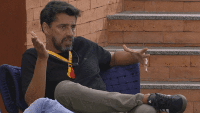 Alberto Cowboy criticou sua rival após a formação do 10º Paredão do BBB 26. Ao conversar com Jonas Sulzbach, Jordana Morais e Marciele Albuquerque durante a madrugada da segunda-feira (23), na área externa da casa, o Veterano mostrou sua insatisfação.n"Viu a Ana Paula querendo saber em quem tinham votado? Ela está doida querendo saber articulação. Tentou arrancar de mim no sofá", contou a dançarina. "Ela é burra. O Jonas falou na explicação. Se ele votou no [Leandro] Boneco...Ele ia votar sozinho?", disparou o ex-BBB 7.nn"Ela não se tocou disso não", percebeu a paraense. Emparedado com Gabriela Saporito e Juliano Floss, Jonas acredita que é questão de tempo para que a Veterana descubra.nMarciele não escondeu sua indignação com a curiosidade. "Não sei por que essa preocupação de saber em quem votou. Ela vai para o Paredão? Vai mudar o que?", questionou.n*publicado por Jonathan Pereira, em colaboração para a CNN Brasilnhttps://www.youtube.com/watch?v=Hn9uwVivGfYnhttps://stories.cnnbrasil.com.br/entretenimento/como-estao-os-10-ultimos-campeoes-do-bbb-e-o-que-fizeram-com-o-premio/