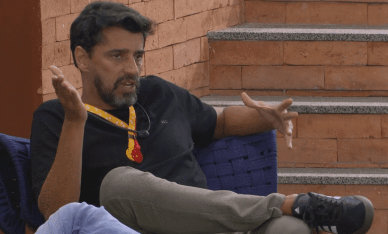 Alberto Cowboy criticou sua rival após a formação do 10º Paredão do BBB 26. Ao conversar com Jonas Sulzbach, Jordana Morais e Marciele Albuquerque durante a madrugada da segunda-feira (23), na área externa da casa, o Veterano mostrou sua insatisfação.n"Viu a Ana Paula querendo saber em quem tinham votado? Ela está doida querendo saber articulação. Tentou arrancar de mim no sofá", contou a dançarina. "Ela é burra. O Jonas falou na explicação. Se ele votou no [Leandro] Boneco...Ele ia votar sozinho?", disparou o ex-BBB 7.nn"Ela não se tocou disso não", percebeu a paraense. Emparedado com Gabriela Saporito e Juliano Floss, Jonas acredita que é questão de tempo para que a Veterana descubra.nMarciele não escondeu sua indignação com a curiosidade. "Não sei por que essa preocupação de saber em quem votou. Ela vai para o Paredão? Vai mudar o que?", questionou.n*publicado por Jonathan Pereira, em colaboração para a CNN Brasilnhttps://www.youtube.com/watch?v=Hn9uwVivGfYnhttps://stories.cnnbrasil.com.br/entretenimento/como-estao-os-10-ultimos-campeoes-do-bbb-e-o-que-fizeram-com-o-premio/