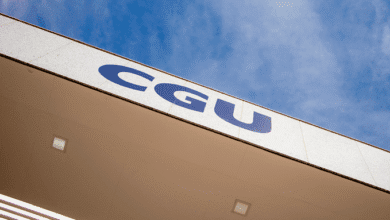 A CGU (Controladoria-Geral da União) começou nesta semana a analisar o relatório da sindicância no BC (Banco Central) sobre o caso do Banco Master. Entre outras informações, a apuração interna mirou possíveis desvios de conduta por servidores da autarquia.nSegundo apuração da CNN Brasil, o relatório da sindicância foi entregue na terça-feira (10). Então, a área técnica da CGU iniciou uma análise preliminar do relatório.nnA partir desta análise, a Controladoria-Geral da União define se há elementos para abrir um PAD (Processo Administrativo Disciplinar), que apura infrações cometidas por servidores públicos federais, ou um PAR (Processo Administrativo de Responsabilização), que investiga irregularidades cometidas por empresas contra a administração pública.nRegimentalmente, estes processos duram 180 dias, sendo prorrogáveis por mais 180. Os processos, se acionados, correrão em sigilo.nA terceira fase da Operação Compliance Zero, da PF (Polícia Federal), mostrou que dois servidores do BC prestavam uma “consultoria informal” a Daniel Vorcaro, dono do Banco Master.nSegundo a PF, o ex-diretor de fiscalização Paulo Sérgio de Souza e o ex-chefe de departamento da área de supervisão bancária, Bellini Santana, mantinham contato recorrente com Vorcaro e forneciam orientações estratégicas sobre a atuação do Banco Central em processos administrativos envolvendo o Banco Master, inclusive sugerindo abordagens e argumentos a serem utilizados em reuniões com dirigentes do BC.nAmbos já tinham sido afastados de seus cargos na abertura da sindicância, por decisão do presidente do BC, Gabriel Galípolo.