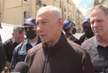 O primeiro-ministro israelense, Benjamin Netanyahu, condenou Teerã por atacar uma área civil durante sua visita ao local do ataque iraniano na cidade de Arad, no sul de Israel, no domingo (22).nO serviço de resposta a emergências de Israel declarou um evento com múltiplas vítimas após um ataque a Arad no sábado (21), que deixou pelo menos 84 feridos, 10 deles em estado grave. A cidade de Dimona também foi atingida em um ataque separado com mísseis balísticos.n“Nas últimas 48 horas — as últimas 48 horas — o Irã atacou uma área civil. Eles estão fazendo isso como uma arma de assassinato em massa. Felizmente, ninguém morreu, mas isso se deve à sorte, não à intenção deles. A intenção deles é assassinar civis”, disse Netanyahu.nnEle continuou: "Tenho avisado o tempo todo — eles agora têm capacidade para atingir alvos em toda a Europa. Eles já atacaram países europeus — Chipre. Estão mirando em todos."nSegundo ele, o Irã está "bloqueando uma rota marítima internacional — uma rota energética — e tentando chantagear o mundo inteiro".n“Que provas maiores vocês precisam de que este regime, que ameaça o mundo inteiro, precisa ser detido?”nhttps://stories.cnnbrasil.com.br/internacional/por-que-os-eua-querem-mudanca-de-regime-no-ira/
