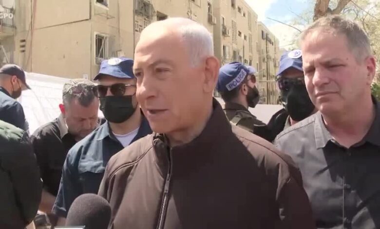 O primeiro-ministro israelense, Benjamin Netanyahu, condenou Teerã por atacar uma área civil durante sua visita ao local do ataque iraniano na cidade de Arad, no sul de Israel, no domingo (22).nO serviço de resposta a emergências de Israel declarou um evento com múltiplas vítimas após um ataque a Arad no sábado (21), que deixou pelo menos 84 feridos, 10 deles em estado grave. A cidade de Dimona também foi atingida em um ataque separado com mísseis balísticos.n“Nas últimas 48 horas — as últimas 48 horas — o Irã atacou uma área civil. Eles estão fazendo isso como uma arma de assassinato em massa. Felizmente, ninguém morreu, mas isso se deve à sorte, não à intenção deles. A intenção deles é assassinar civis”, disse Netanyahu.nnEle continuou: "Tenho avisado o tempo todo — eles agora têm capacidade para atingir alvos em toda a Europa. Eles já atacaram países europeus — Chipre. Estão mirando em todos."nSegundo ele, o Irã está "bloqueando uma rota marítima internacional — uma rota energética — e tentando chantagear o mundo inteiro".n“Que provas maiores vocês precisam de que este regime, que ameaça o mundo inteiro, precisa ser detido?”nhttps://stories.cnnbrasil.com.br/internacional/por-que-os-eua-querem-mudanca-de-regime-no-ira/