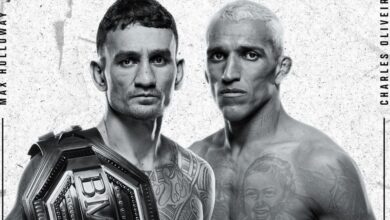 Charles Oliveira e Max Holloway se enfrentam neste sábado (7), às 23h (de Brasília) pelo cinturão BMF no UFC 326, em Las Vegas, nos Estados Unidos. O combate ocorre no peso-leve (até 70 kg) e coloca em disputa o título simbólico de lutador mais empolgante da organização.nO cinturão BMF é representado por uma cinta prateada, diferente dos cinturões dourados destinados aos campeões lineares e interinos do UFC. A premiação é associada a lutas consideradas marcantes dentro da organização.nnO título foi criado em 2019 após Nate Diaz se autoproclamar “Badass Motherfucker” (algo como “o mais durão”) e desafiar Jorge Masvidal, que vivia grande fase no peso-meio-médio.nA primeira disputa ocorreu entre os dois. Masvidal venceu o combate e recebeu o cinturão das mãos do ator Dwayne Johnson.nApós alguns anos sem disputas, o cinturão voltou a ser colocado em jogo em 2023, no UFC 291, quando Justin Gaethje venceu Dustin Poirier.nhttps://www.youtube.com/watch?v=mcgVsWLsswMnHolloway conquistou o título em 2024, no UFC 300, ao derrotar Gaethje em um combate que marcou o evento. Depois disso, o havaiano defendeu o cinturão contra o próprio Poirier.nNo UFC 326, o título será disputado entre dois atletas com marcas relevantes na organização.nCharles, de 36 anos, é o maior finalizador da história do UFC, enquanto Holloway, de 34 anos, detém o recorde de golpes significativos conectados.nFicha técnica de Charles do Bronxs x Max HollowaynnEvento: UFC 326nDisputa: cinturão BMF (peso-leve – até 70 kg)nData: sábado, 7 de junho de 2026nLocal: Las Vegas, Estados UnidosnHorário previsto: card principal a partir de 23h (de Brasília)nnhttps://stories.cnnbrasil.com.br/esportes/anderson-silva-ou-alex-poatan-presidente-do-ufc-crava-quem-e-o-maior/