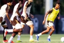 O elenco do Flamengo se reapresentou nesta quarta (25), no Ninho do Urubu, e iniciou os trabalhos na Data Fifa. A novidade ficou por conta de Bruno Henrique, que voltou a trabalhar com o elenco principal.nEm tratamento de pubalgia, o camisa 27 não entra em campo desde a final da Recopa Sul-Americana, na derrota e vice para o Lanús-ARG no Maracanã, em 26 de fevereiro. Assim, o experiente atacante perdeu os últimos seis jogos do Flamengo e ainda não esteve à disposição do técnico Leonardo Jardim.nnO próximo compromisso é no dia 2 de abril, contra o Bragantino fora de casa, pelo Brasileirão. Até lá, Jardim terá a oportunidade de fazer ajustes táticos e recuperar fisicamente o elenco. Contudo, trabalhará com um grupo reduzido, uma vez que vários jogadores estão a serviço de suas seleções.nAs ausências ficam por conta de Danilo e Léo Pereira (Brasil), Varela, De La Cruz e Arrascaeta (Uruguai), Carrascal (Colômbia) e Plata (Equador). A participação dos sete atletas no jogo contra o Bragantino será avaliada, considerando a logística e as condições físicas na volta da Data Fifa.nCom a saída de Bruno Henrique, o DM do Flamengo, agora, trabalha pela recuperação de dois atletas: Saúl, em recuperação de cirurgia no pé esquerdo desde janeiro, e Alex Sandro, com lesão muscular.nhttps://stories.cnnbrasil.com.br/esportes/jogador-do-chelsea-sera-punido-por-empurrar-gandula-na-champions/