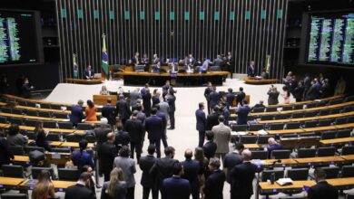 O plenário da Câmara dos Deputados aprovou, nesta quarta-feira (11), um projeto de lei que permite a comercialização, aquisição e porte de spray de pimenta para fins de defesa pessoal de mulheres.nA proposta, aprovada de forma simbólica, é de autoria da deputada Gorete Pereira (MDB-CE) e contou com a relatoria da deputada Gisela Simona (União-MT).nEm seu parecer, a relatora destacou que a proposta visa o enfrentamento da violência estrutural contra a mulher ao promover o acesso de “mecanismos de autodefesa imediata para um grupo em situação de vulnerabilidade sistêmica”.nn“Diferente da arma de fogo, cuja letalidade é intrínseca, o aerossol de extrato vegetal destina-se apenas à neutralização temporária do agressor, permitindo a fuga da vítima e a posterior identificação do infrator pela polícia”, frisou.nO texto considera lícito o emprego de dispositivos de aerossol de extrato vegetal previstos somente quando realizado para repelir agressão injusta, atual ou iminente.nA proposta, entretanto, ressalta que os recipientes com capacidade superior a 50 ml aerossol de extratos vegetais são classificados como de uso restrito, sendo destinados exclusivamente às Forças Armadas e órgãos de segurança.nPara ter acesso, é necessário atender critérios como a comprovação de idade mínima de 18 anos ou, na hipótese de maior de 16 anos, à apresentação da autorização expressa de seu responsável legal.nO uso indevido do material fora das hipóteses previstas na lei pode acarretar multa de um a 10 salários-mínimos, fixada conforme a gravidade da conduta e suas consequências. Em caso de reincidência, a multa é aplicada em dobro.