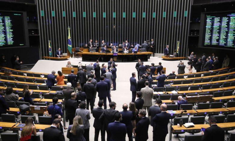 O plenário da Câmara dos Deputados aprovou, nesta quarta-feira (11), um projeto de lei que permite a comercialização, aquisição e porte de spray de pimenta para fins de defesa pessoal de mulheres.nA proposta, aprovada de forma simbólica, é de autoria da deputada Gorete Pereira (MDB-CE) e contou com a relatoria da deputada Gisela Simona (União-MT).nEm seu parecer, a relatora destacou que a proposta visa o enfrentamento da violência estrutural contra a mulher ao promover o acesso de “mecanismos de autodefesa imediata para um grupo em situação de vulnerabilidade sistêmica”.nn“Diferente da arma de fogo, cuja letalidade é intrínseca, o aerossol de extrato vegetal destina-se apenas à neutralização temporária do agressor, permitindo a fuga da vítima e a posterior identificação do infrator pela polícia”, frisou.nO texto considera lícito o emprego de dispositivos de aerossol de extrato vegetal previstos somente quando realizado para repelir agressão injusta, atual ou iminente.nA proposta, entretanto, ressalta que os recipientes com capacidade superior a 50 ml aerossol de extratos vegetais são classificados como de uso restrito, sendo destinados exclusivamente às Forças Armadas e órgãos de segurança.nPara ter acesso, é necessário atender critérios como a comprovação de idade mínima de 18 anos ou, na hipótese de maior de 16 anos, à apresentação da autorização expressa de seu responsável legal.nO uso indevido do material fora das hipóteses previstas na lei pode acarretar multa de um a 10 salários-mínimos, fixada conforme a gravidade da conduta e suas consequências. Em caso de reincidência, a multa é aplicada em dobro.