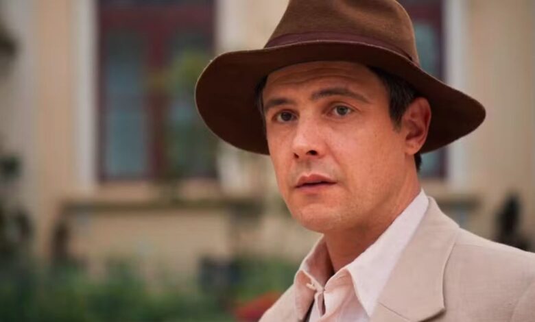 A última semana de "Êta Mundo Melhor!" promete um turbilhão de emoções e novas confissões.nCerto de que seu destino será mesmo ao lado de Zulma (Heloisa Périssé), Candinho (Sérgio Guizé) vai fazer um último pedido para assegurar o bem-estar de Dita (Jeniffer Nascimento), o verdadeiro amor de sua vida.nn&nbsp;nRecentemente, o protagonista precisou ceder as chantagens emocionais da vilã e para libertar a amada da prisão, aceitou subir ao altar com a megera.nAntes de finalmente oficializarem a união, prevista para ir ao ar a partir de terça-feira (10), Candinho vai marcar um reunião com Lúcio (Tony Tornado), pedindo que ele cuide bem de Dita, Joaquim (Tom Zé) e Manoela (Dhu Moraes). O dono da rádio, então, prometerá que eles estarão em boas mãos. As informações são no Notícias da TV.nAcontece que, na hora do tão aguardado "sim", Celso (Rainer Cadete) entrará na igreja revelando que ele e Zulma sempre souberam que Samir (Davi Malizia) era o filho desaparecido de Candinho, e que o esconderam propositalmente.nCompletamente desmascarada, Zulma tentará fugir, se envolvendo em um acidente gravíssimo.nLeia o resumo do capítulo deste sábado (7)nCandinho leva Dita para o hospital. Pureza conhece Maria do Socorro. Ernesto se confessa com Padre Lucas. Sandra se prepara para dar um golpe em Ernesto. Estela afirma a Dita que a amiga está grávida, e que precisa contar a verdade a Candinho. Sandra afirma a Celso que Candinho jamais o perdoará por ter escondido a verdade sobre Samir. Cunegundes tem uma epifania após conversar com Rosalinda. Quincas decide ser enfermeiro. Celso convida Tamires para dançar. Dita confessa a Lourival que está grávida de Candinho. Candinho confronta Ernesto, e questiona se Sandra está mesmo viva.nhttps://stories.cnnbrasil.com.br/entretenimento/eta-mundo-melhor-quais-personagens-de-eta-mundo-bom-voltam/