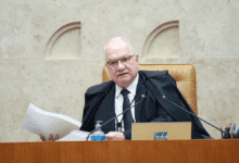 O ministro Edson Fachin, presidente do STF (Supremo Tribunal Federal), articulou com colegas para que o julgamento sobre a prisão de Daniel Vorcaro, dono do Banco Master, chegasse rapidamente a um resultado, segundo relataram à CNN interlocutores do ministro.nA costura do presidente do tribunal com os ministros surtiu efeito e a Segunda Turma do STF formou maioria para referendar a decisão de André Mendonça e manter a prisão do banqueiro em 47 minutos.nnApesar de não integrar nenhuma das duas turmas do STF, Fachin procurou ministros do colegiado para pedir que votassem o mais breve possível. O presidente buscava, com isso, atenuar o desgaste do tribunal e evitar que houvesse especulações durante uma semana sobre o que o colegiado decidiria.nO julgamento teve início na sexta-feira (13) da semana passada e termina somente na noite desta sexta-feira (20). Três dos quatro ministros que participam da análise do caso votaram na primeira hora de sessão. Dias Toffoli não participa porque se declarou suspeito.nO primeiro a votar foi Mendonça, relator do caso e responsável por autorizar a operação que levou à prisão de Vorcaro. O voto do ministro foi proferido às 11h. Luiz Fux acompanhou o colega nove minutos depois.nA maioria foi alcançada às 11h47 com Nunes Marques. Resta somente o voto de Gilmar Mendes. Após a maioria dos ministros votar, Mendonça e Fux telefonaram para Fachin para dar um retorno ao presidente do STF sobre o julgamento.nhttps://www.youtube.com/watch?v=4ZPdn0rGM6w