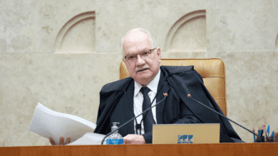 O ministro Edson Fachin, presidente do STF (Supremo Tribunal Federal), articulou com colegas para que o julgamento sobre a prisão de Daniel Vorcaro, dono do Banco Master, chegasse rapidamente a um resultado, segundo relataram à CNN interlocutores do ministro.nA costura do presidente do tribunal com os ministros surtiu efeito e a Segunda Turma do STF formou maioria para referendar a decisão de André Mendonça e manter a prisão do banqueiro em 47 minutos.nnApesar de não integrar nenhuma das duas turmas do STF, Fachin procurou ministros do colegiado para pedir que votassem o mais breve possível. O presidente buscava, com isso, atenuar o desgaste do tribunal e evitar que houvesse especulações durante uma semana sobre o que o colegiado decidiria.nO julgamento teve início na sexta-feira (13) da semana passada e termina somente na noite desta sexta-feira (20). Três dos quatro ministros que participam da análise do caso votaram na primeira hora de sessão. Dias Toffoli não participa porque se declarou suspeito.nO primeiro a votar foi Mendonça, relator do caso e responsável por autorizar a operação que levou à prisão de Vorcaro. O voto do ministro foi proferido às 11h. Luiz Fux acompanhou o colega nove minutos depois.nA maioria foi alcançada às 11h47 com Nunes Marques. Resta somente o voto de Gilmar Mendes. Após a maioria dos ministros votar, Mendonça e Fux telefonaram para Fachin para dar um retorno ao presidente do STF sobre o julgamento.nhttps://www.youtube.com/watch?v=4ZPdn0rGM6w