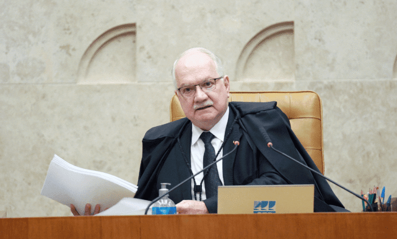 O ministro Edson Fachin, presidente do STF (Supremo Tribunal Federal), articulou com colegas para que o julgamento sobre a prisão de Daniel Vorcaro, dono do Banco Master, chegasse rapidamente a um resultado, segundo relataram à CNN interlocutores do ministro.nA costura do presidente do tribunal com os ministros surtiu efeito e a Segunda Turma do STF formou maioria para referendar a decisão de André Mendonça e manter a prisão do banqueiro em 47 minutos.nnApesar de não integrar nenhuma das duas turmas do STF, Fachin procurou ministros do colegiado para pedir que votassem o mais breve possível. O presidente buscava, com isso, atenuar o desgaste do tribunal e evitar que houvesse especulações durante uma semana sobre o que o colegiado decidiria.nO julgamento teve início na sexta-feira (13) da semana passada e termina somente na noite desta sexta-feira (20). Três dos quatro ministros que participam da análise do caso votaram na primeira hora de sessão. Dias Toffoli não participa porque se declarou suspeito.nO primeiro a votar foi Mendonça, relator do caso e responsável por autorizar a operação que levou à prisão de Vorcaro. O voto do ministro foi proferido às 11h. Luiz Fux acompanhou o colega nove minutos depois.nA maioria foi alcançada às 11h47 com Nunes Marques. Resta somente o voto de Gilmar Mendes. Após a maioria dos ministros votar, Mendonça e Fux telefonaram para Fachin para dar um retorno ao presidente do STF sobre o julgamento.nhttps://www.youtube.com/watch?v=4ZPdn0rGM6w