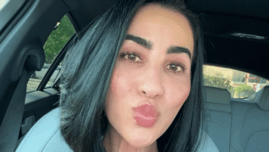 O fisiculturista Jeff Nippard anunciou a morte de sua noiva, a influenciadora fitness Stephanie Buttermore, de 36 anos. O atleta não revelou a causa e afirmou apenas que foi de maneira "repentina".n“É com profunda tristeza que compartilhamos a morte repentina da noiva e companheira de Jeff por dez anos, Stephanie. Como muitos de vocês sabem, Stephanie significava tudo para Jeff.”nA mensagem compartilhada pela equipe de Jeff ainda diz: “Ela será lembrada por seu carinho e compaixão, seu amor pela família e sua pesquisa de doutorado sobre câncer de ovário.”nnA mensagem ainda pede privacidade para a família.nnA notícia de seu falecimento acontece dias após ela ter comemorado seu aniversário em 25 de fevereiro. Menos de duas semanas antes do aniversário, Nippard postou uma foto com ela em seu Instagram. Ele compartilhou um registro dos dois sorrindo juntos em homenagem ao Dia dos Namorados. "Fortalecendo o relacionamento com um chá para baixar os níveis de cortisol", escreveu ele na legenda da publicação.nA jovem era uma influenciadora fitness de sucesso, até decidir parar em maio de 2024. Na época, ela anunciou aos mais de 500 mil seguidores que decidiu dar um passo para trás para cuidar da sua saúde mental. Ela explicou que sua ansiedade havia se tornado "debilitante", mas depois de uma pausa nas redes sociais, sua saúde mental se tornou "a melhor de todas".nStephanie, que tinha mais de 1 milhão de inscritos no YouTube, criava conteúdo para mulheres e suas jornadas de saúde, promovendo consistentemente a positividade corporal e a alimentação intuitiva.nSegundo a descrição de seu canal, ela era cientista pesquisadora de câncer com doutorado em patologia e biologia celular, "com foco nos mecanismos moleculares que impulsionam a progressão do câncer de ovário".nhttps://www.instagram.com/p/DVjyEgaiTbz/nhttps://stories.cnnbrasil.com.br/entretenimento/isabel-veloso-desabafa-apos-acusacao-de-golpe-queimou-minha-imagem/