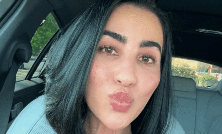 O fisiculturista Jeff Nippard anunciou a morte de sua noiva, a influenciadora fitness Stephanie Buttermore, de 36 anos. O atleta não revelou a causa e afirmou apenas que foi de maneira "repentina".n“É com profunda tristeza que compartilhamos a morte repentina da noiva e companheira de Jeff por dez anos, Stephanie. Como muitos de vocês sabem, Stephanie significava tudo para Jeff.”nA mensagem compartilhada pela equipe de Jeff ainda diz: “Ela será lembrada por seu carinho e compaixão, seu amor pela família e sua pesquisa de doutorado sobre câncer de ovário.”nnA mensagem ainda pede privacidade para a família.nnA notícia de seu falecimento acontece dias após ela ter comemorado seu aniversário em 25 de fevereiro. Menos de duas semanas antes do aniversário, Nippard postou uma foto com ela em seu Instagram. Ele compartilhou um registro dos dois sorrindo juntos em homenagem ao Dia dos Namorados. "Fortalecendo o relacionamento com um chá para baixar os níveis de cortisol", escreveu ele na legenda da publicação.nA jovem era uma influenciadora fitness de sucesso, até decidir parar em maio de 2024. Na época, ela anunciou aos mais de 500 mil seguidores que decidiu dar um passo para trás para cuidar da sua saúde mental. Ela explicou que sua ansiedade havia se tornado "debilitante", mas depois de uma pausa nas redes sociais, sua saúde mental se tornou "a melhor de todas".nStephanie, que tinha mais de 1 milhão de inscritos no YouTube, criava conteúdo para mulheres e suas jornadas de saúde, promovendo consistentemente a positividade corporal e a alimentação intuitiva.nSegundo a descrição de seu canal, ela era cientista pesquisadora de câncer com doutorado em patologia e biologia celular, "com foco nos mecanismos moleculares que impulsionam a progressão do câncer de ovário".nhttps://www.instagram.com/p/DVjyEgaiTbz/nhttps://stories.cnnbrasil.com.br/entretenimento/isabel-veloso-desabafa-apos-acusacao-de-golpe-queimou-minha-imagem/