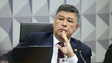 O presidente da CPMI (Comissão Parlamentar Mista de Inquérito) do INSS (Instituto Nacional de Seguridade Social), senador Carlos Viana (Podemos-MG), rebateu nesta sexta-feira (6) a nota emitida pelo STF (Supremo Tribunal Federal) que diz que a comissão teria disponibilizado à imprensa arquivos relativos ao ministro Alexandre de Moraes e o dono do Banco Master, Daniel Vorcaro.nEm nota publicada em seu perfil nas redes sociais, o senador afirma que a CPMI “sempre atuou dentro dos limites legais e regimentais” e nunca divulgou qualquer material sigiloso envolvendo ministros do STF.nnA manifestação de Moraes diz que uma análise técnica dos dados telemáticos de Vorcaro não identificou mensagens enviadas ao ministro do Supremo. A nota foi divulgada após reportagem apontar suposta troca de mensagens entre o banqueiro e o magistrado no dia em que o dono do Master foi preso, em novembro de 2025.nDecisão de MendonçanViana também comentou a decisão do ministro André Mendonça de determinar apuração de um eventual vazamento de informações: “Recebo a medida com serenidade e respeito institucional.”nMendonça, o relator do caso na Corte, atende a um pedido da defesa do banqueiro. Segundo os advogados, informações extraídas de aparelhos celulares de Vorcaro teriam sido divulgadas por veículos de imprensa após o acesso aos dados obtidos a partir da quebra de sigilo autorizada no âmbito da CPMI do INSS.nNa decisão, Mendonça afirma que a eventual quebra de sigilo de dados no curso de uma investigação não torna as informações públicas. Pelo contrário, segundo o ministro, as autoridades que têm acesso ao material passam a ter o dever de preservar o sigilo.n*Sob supervisão de Lucas Schroeder
