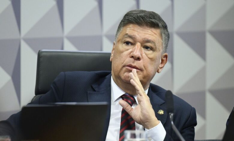 O presidente da CPMI (Comissão Parlamentar Mista de Inquérito) do INSS (Instituto Nacional de Seguridade Social), senador Carlos Viana (Podemos-MG), rebateu nesta sexta-feira (6) a nota emitida pelo STF (Supremo Tribunal Federal) que diz que a comissão teria disponibilizado à imprensa arquivos relativos ao ministro Alexandre de Moraes e o dono do Banco Master, Daniel Vorcaro.nEm nota publicada em seu perfil nas redes sociais, o senador afirma que a CPMI “sempre atuou dentro dos limites legais e regimentais” e nunca divulgou qualquer material sigiloso envolvendo ministros do STF.nnA manifestação de Moraes diz que uma análise técnica dos dados telemáticos de Vorcaro não identificou mensagens enviadas ao ministro do Supremo. A nota foi divulgada após reportagem apontar suposta troca de mensagens entre o banqueiro e o magistrado no dia em que o dono do Master foi preso, em novembro de 2025.nDecisão de MendonçanViana também comentou a decisão do ministro André Mendonça de determinar apuração de um eventual vazamento de informações: “Recebo a medida com serenidade e respeito institucional.”nMendonça, o relator do caso na Corte, atende a um pedido da defesa do banqueiro. Segundo os advogados, informações extraídas de aparelhos celulares de Vorcaro teriam sido divulgadas por veículos de imprensa após o acesso aos dados obtidos a partir da quebra de sigilo autorizada no âmbito da CPMI do INSS.nNa decisão, Mendonça afirma que a eventual quebra de sigilo de dados no curso de uma investigação não torna as informações públicas. Pelo contrário, segundo o ministro, as autoridades que têm acesso ao material passam a ter o dever de preservar o sigilo.n*Sob supervisão de Lucas Schroeder