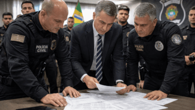 A nova portaria que institui o curso obrigatório de formação para policiais penais em Goiás ampliou o debate sobre gestão, efetivo e burocracia no sistema prisional. A medida estabelece que o servidor só poderá exercer plenamente suas funções após concluir a capacitação. O modelo prevê uma estrutura extensa de formação, com módulos acadêmicos e técnicos simultâneos. Na prática, cria-se uma etapa formal entre a nomeação e o exercício efetivo do cargo. A carga horária elevada chama atenção nos bastidores administrativos. O volume de horas exigidas tende a impactar o ritmo de incorporação de novos servidores ao sistema. Há preocupação direta com o efeito operacional da medida. Caso ocorram reprovações ou atrasos, o déficit funcional pode se tornar um problema estrutural nas unidades prisionais. A norma também estabelece consequências funcionais claras. Servidores que não concluírem o curso com aproveitamento poderão ser direcionados a funções administrativas. Esse dispositivo levanta questionamentos sobre a flexibilidade da gestão penitenciária. Em um sistema que já opera sob pressão, a limitação de atuação pode gerar sobrecarga em equipes ativas. Especialistas apontam que a exigência formativa reforça a profissionalização da carreira. No entanto, alertam que o equilíbrio entre qualificação e operacionalidade será decisivo. Outro ponto sensível é a centralização das decisões pedagógicas. A regulamentação permite ajustes internos na estrutura do curso conforme critérios administrativos. Essa autonomia institucional, embora técnica, amplia o poder de gestão sobre a formação e a carreira funcional. O impacto político-administrativo dessa prerrogativa ainda será observado na prática. Nos bastidores da segurança pública, a medida é vista como estruturante. Ao mesmo tempo, há receio de que a burocratização aumente a rigidez do sistema. A exigência de formação como condição para o exercício do cargo altera a dinâmica tradicional de ingresso. O modelo aproxima a Polícia Penal de estruturas mais formalizadas de carreira. Há também implicações orçamentárias indiretas. A implementação do curso exige estrutura pedagógica, logística e acompanhamento administrativo contínuo. A execução pela Escola Superior de Polícia Penal reforça a institucionalização do processo formativo. Isso indica um movimento de fortalecimento da formação interna do sistema. Por outro lado, a ampliação estrutural pode demandar novos investimentos públicos. Custos operacionais e administrativos tendem a crescer com a consolidação do modelo. A política de formação rígida surge em um contexto de maior cobrança por eficiência na segurança prisional. A gestão busca padronizar procedimentos e elevar o nível técnico dos servidores. Entretanto, a padronização excessiva pode gerar entraves práticos. Sistemas prisionais exigem respostas rápidas e flexibilidade operacional. O risco de gargalos administrativos passa a integrar o debate interno. A demora na formação pode refletir diretamente na rotina das unidades penais. Politicamente, a portaria sinaliza uma estratégia de fortalecimento institucional. A profissionalização do quadro penal é apresentada como eixo central da gestão. Ainda assim, a recepção da medida tende a depender da execução concreta. A distância entre norma e prática será determinante para sua avaliação pública. Se bem implementado, o curso pode elevar o padrão técnico do sistema penitenciário. Caso contrário, poderá ser percebido como mais uma camada burocrática sobre uma estrutura já pressionada. No cenário administrativo, o desafio será equilibrar rigor técnico e eficiência operacional. A efetividade da política formativa dependerá da capacidade de qualificar sem comprometer a presença funcional nas unidades prisionais.