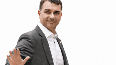 Flávio Bolsonaro defende unidade da direita em ato na Paulista